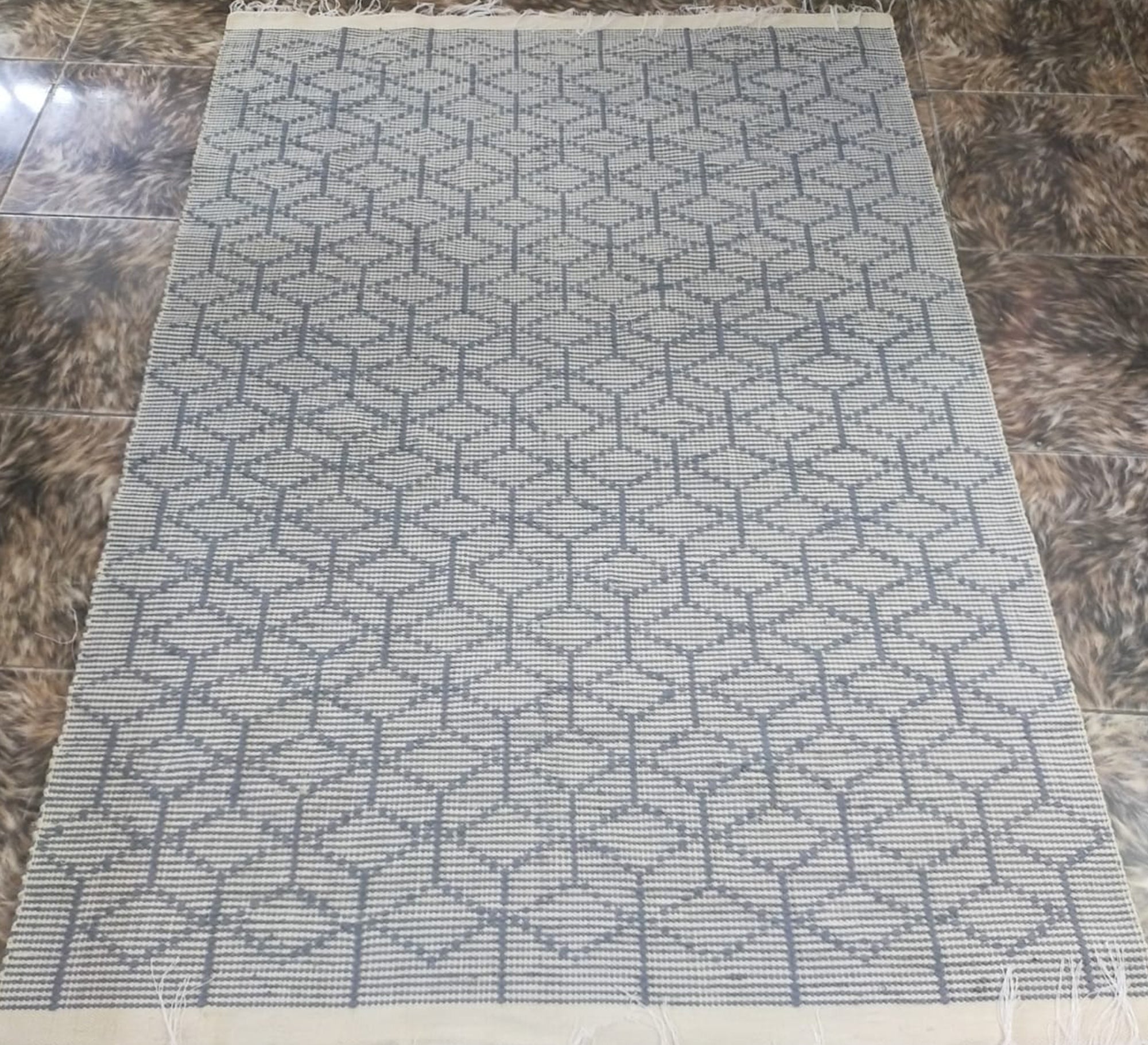 Flat rug with diamond pattern - Vitrine Furniture - Accessories