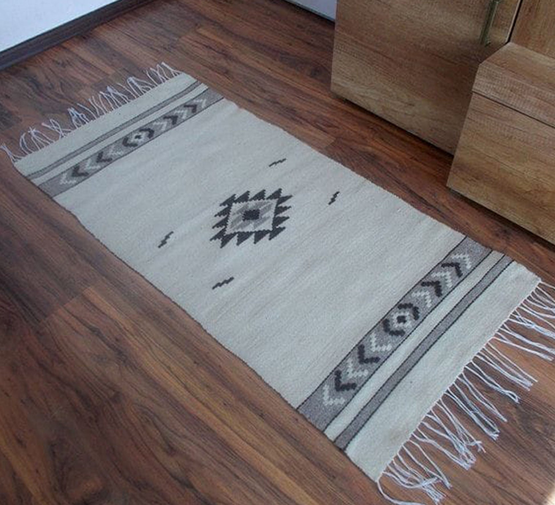 Gray, traditional American style rug - Vitrine Furniture - Accessories