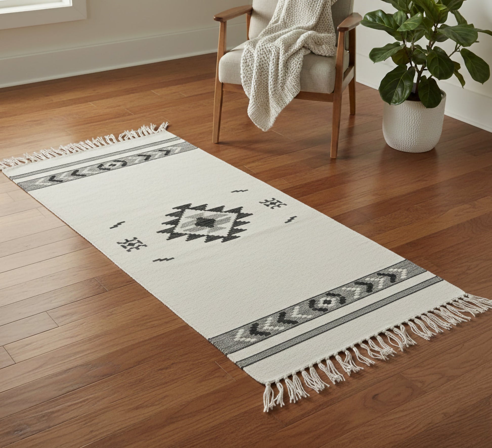 Gray, traditional American style rug - Vitrine Furniture - Accessories