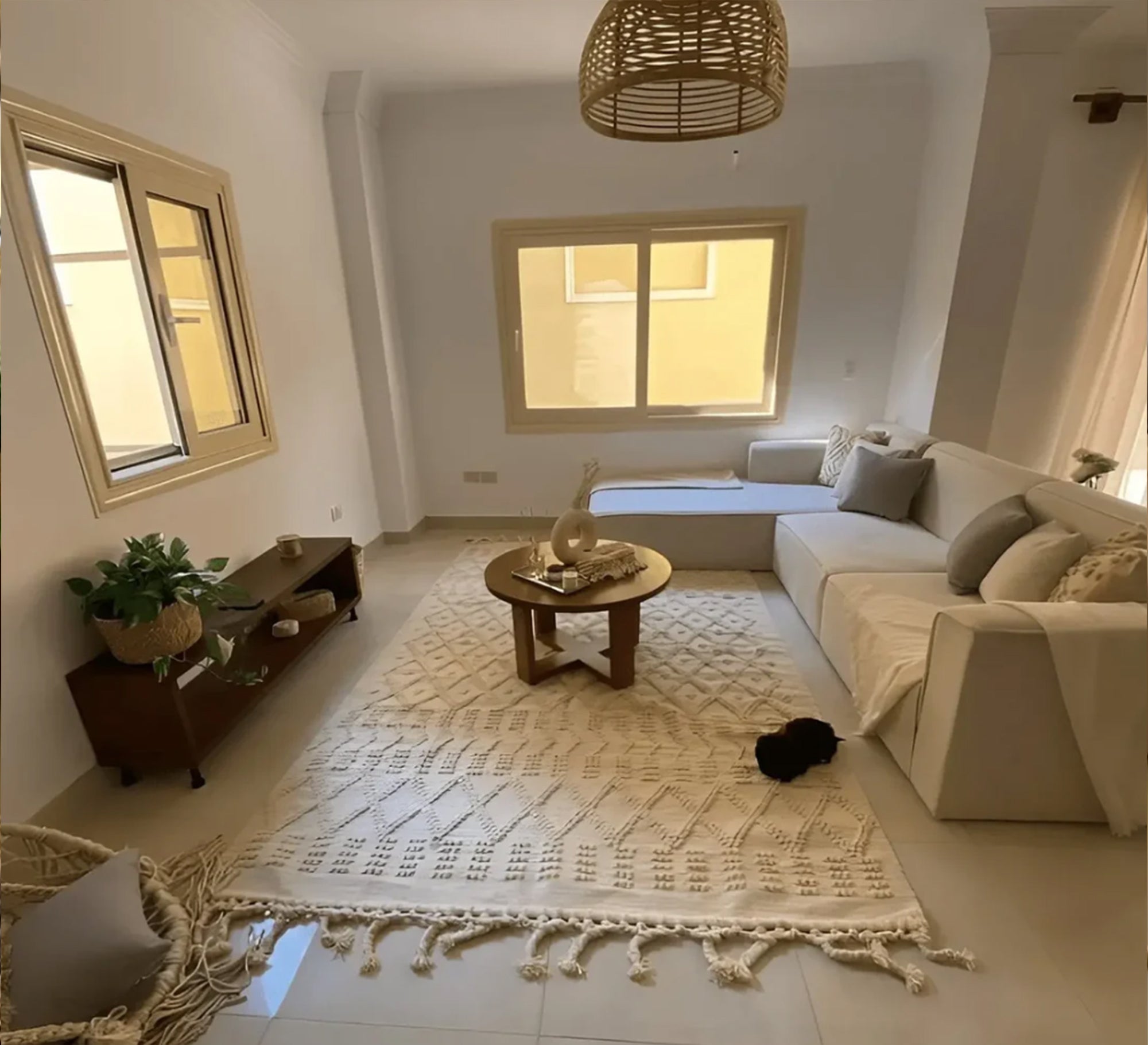 Handwoven rug with an interlocking geometric pattern - Vitrine Furniture - Accessories