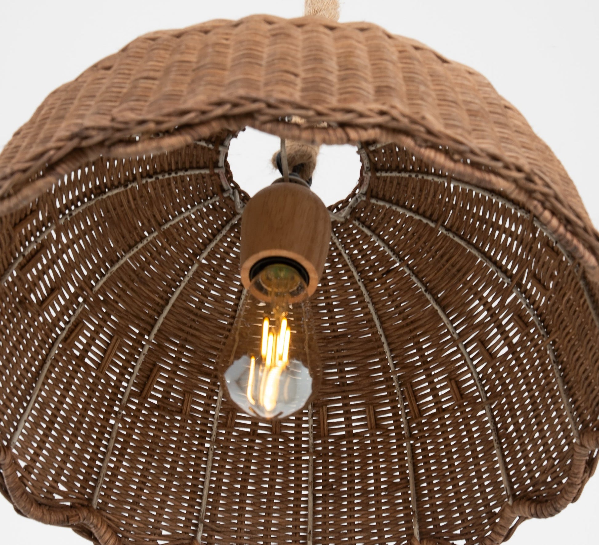 Hat - shaped chandelier with wavy edges - Vitrine Furniture - Ceiling lights