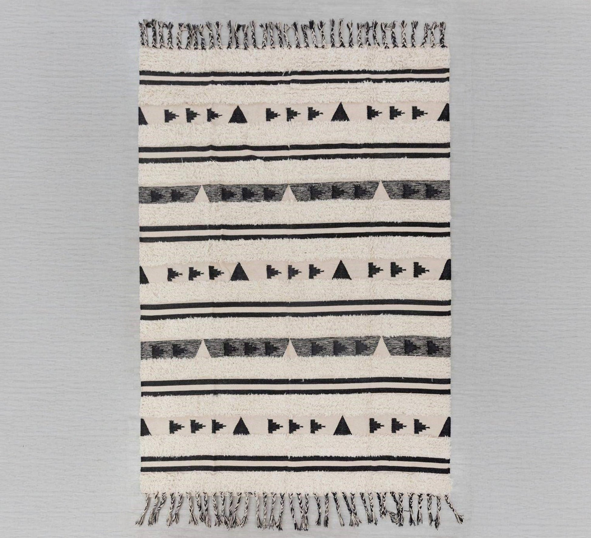 Horizontally striped pile rug with triangle pattern - Vitrine Furniture - Accessories