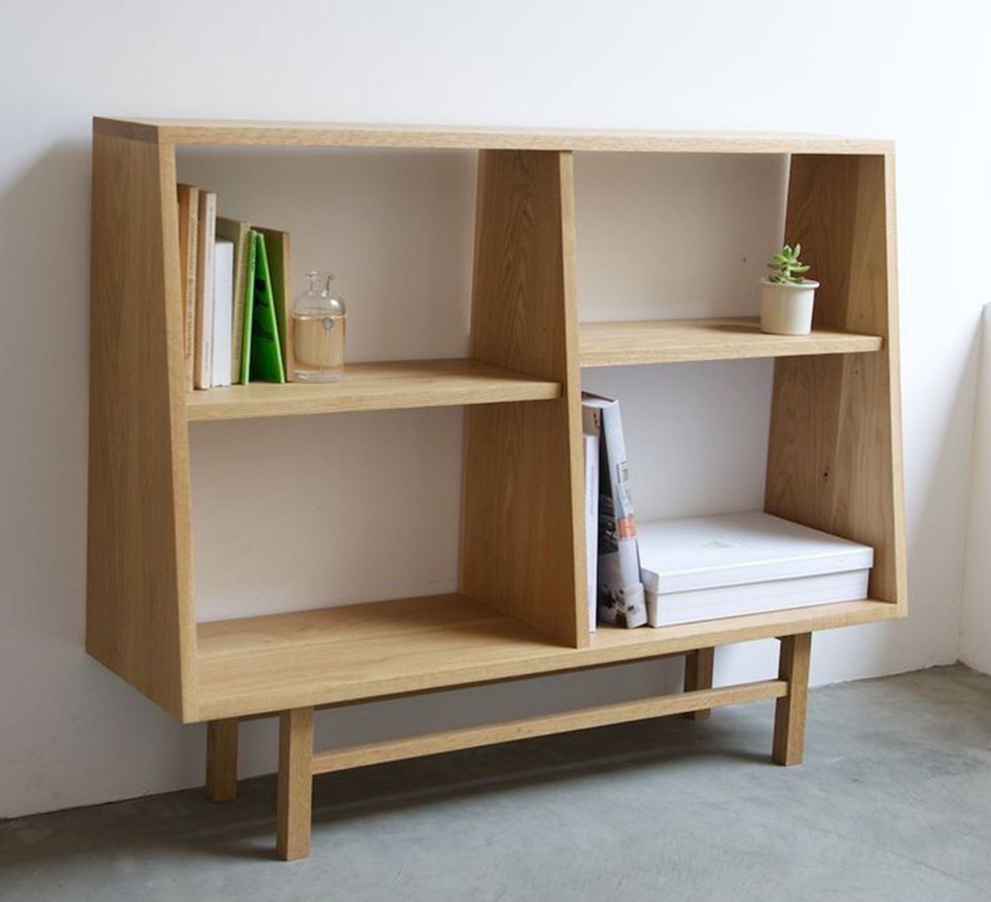 Innovative and practical modern wooden bookcase with sloping sides - Vitrine Furniture - Furniture
