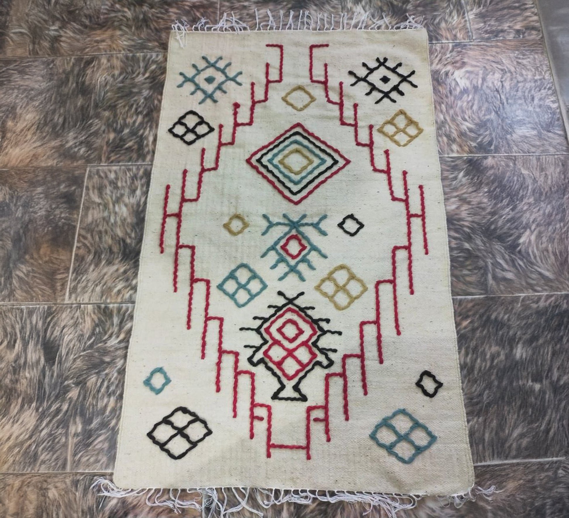 Ivory rug with arrow embroidery and geometric patterns - Vitrine Furniture - Accessories