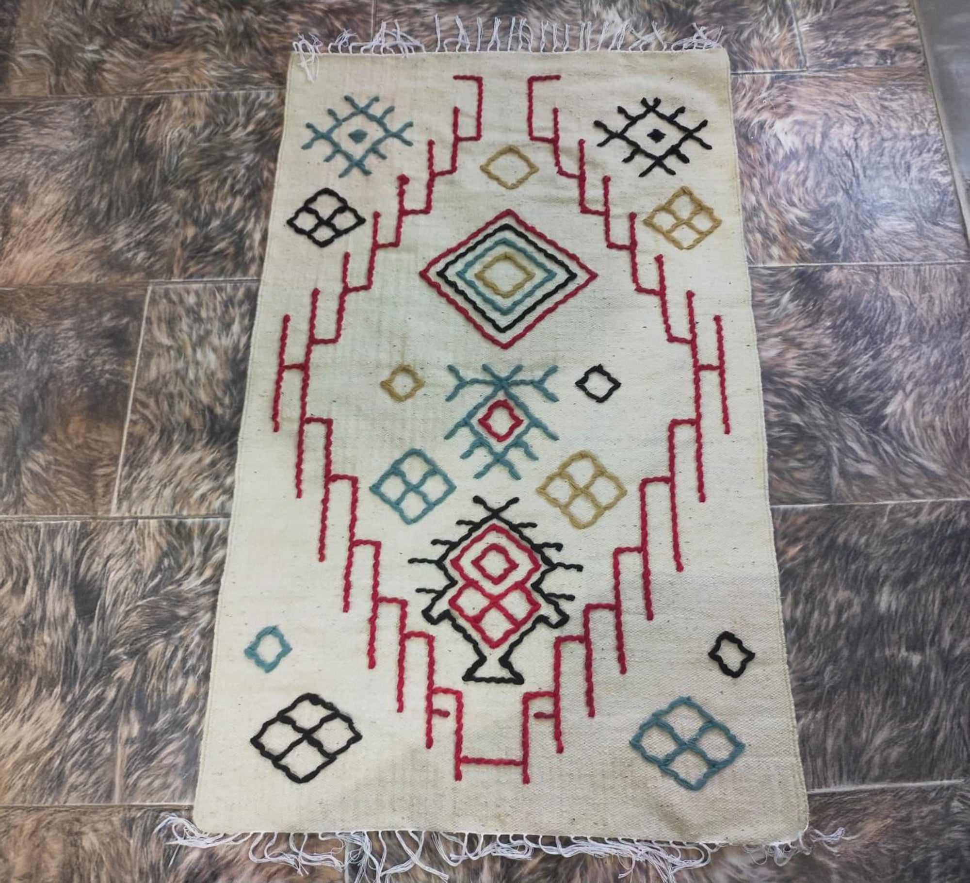 Ivory rug with arrow embroidery and geometric patterns - Vitrine Furniture - Accessories