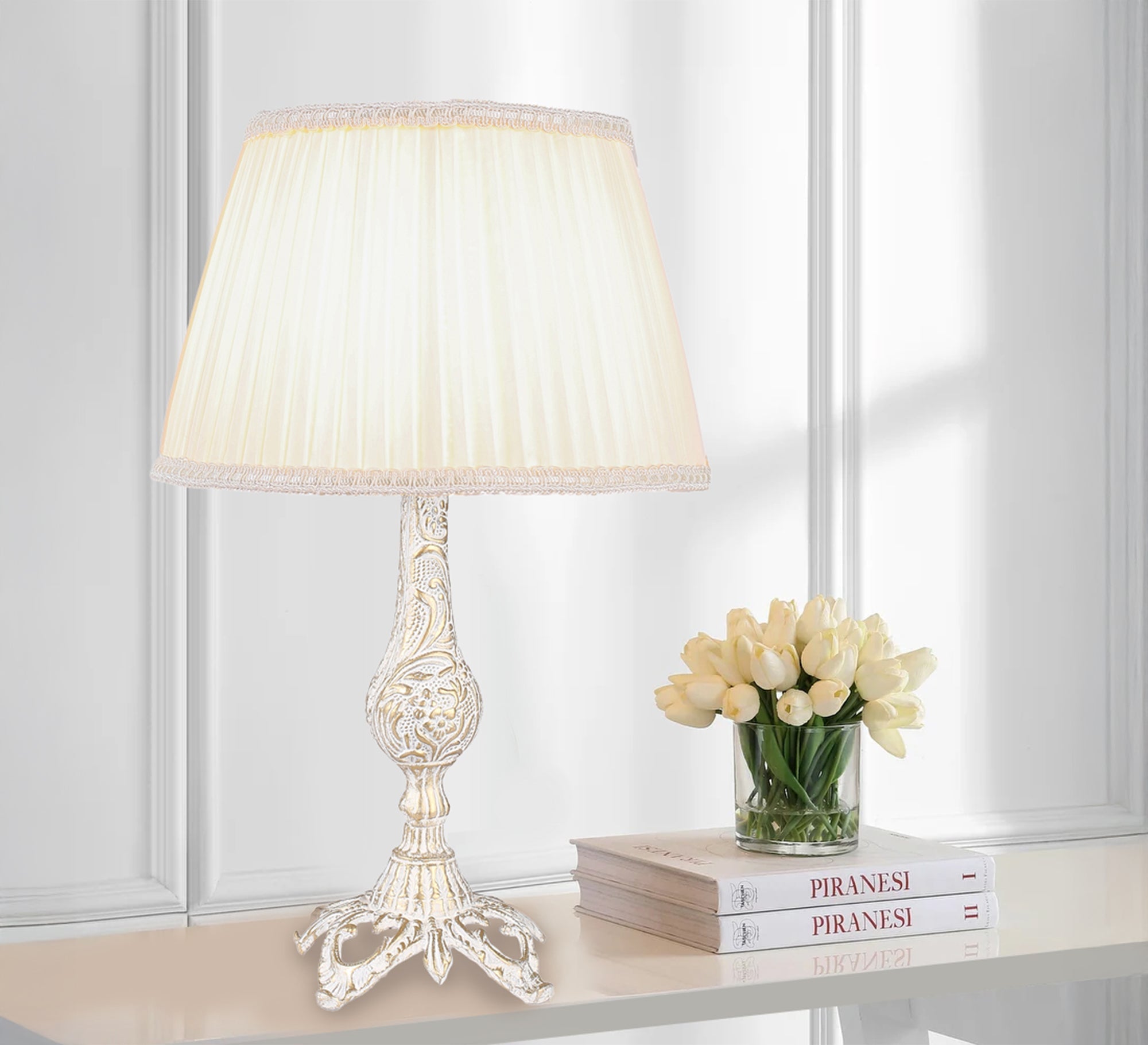 Lamp in an elegant antique style - Vitrine Furniture - Lighting
