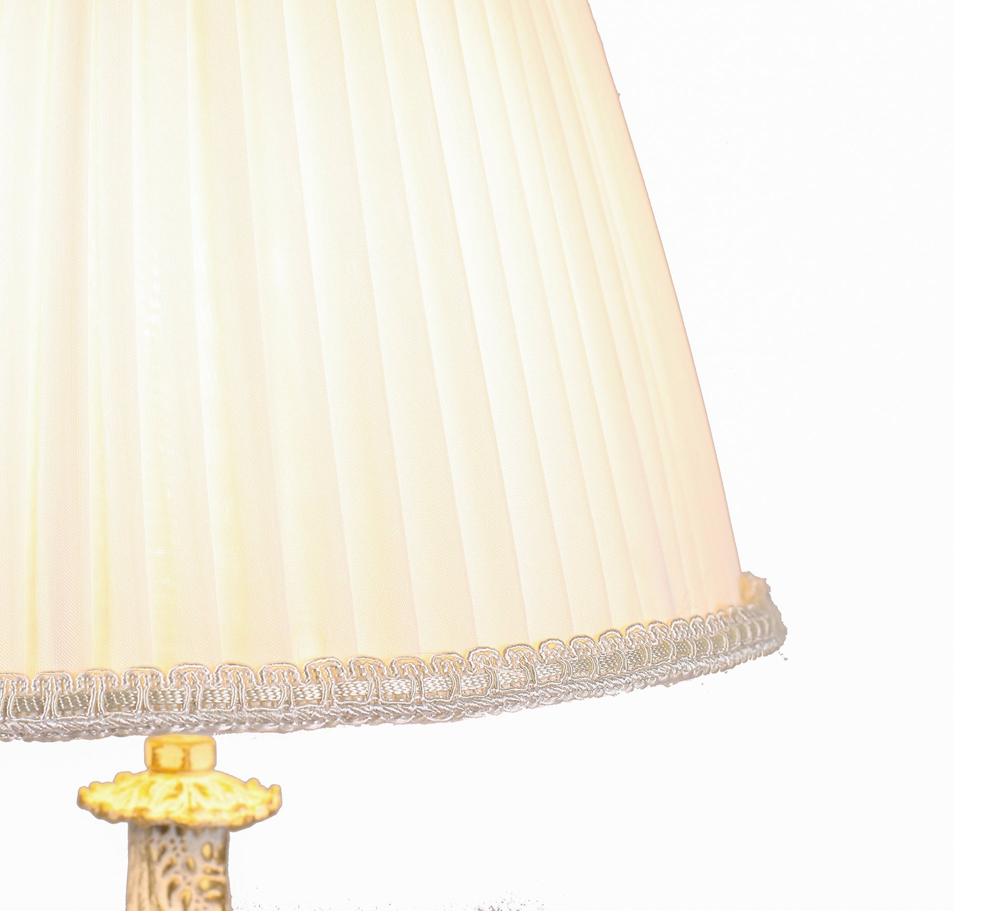 Lamp in an elegant antique style - Vitrine Furniture - Lighting