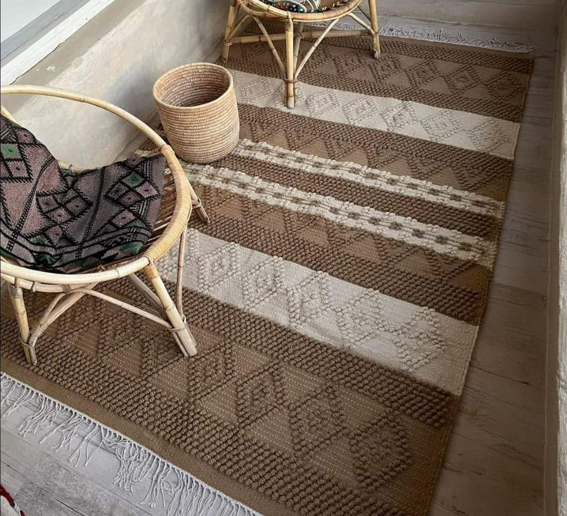 Light brown rug with thick patterned stripes - Vitrine Furniture - Accessories