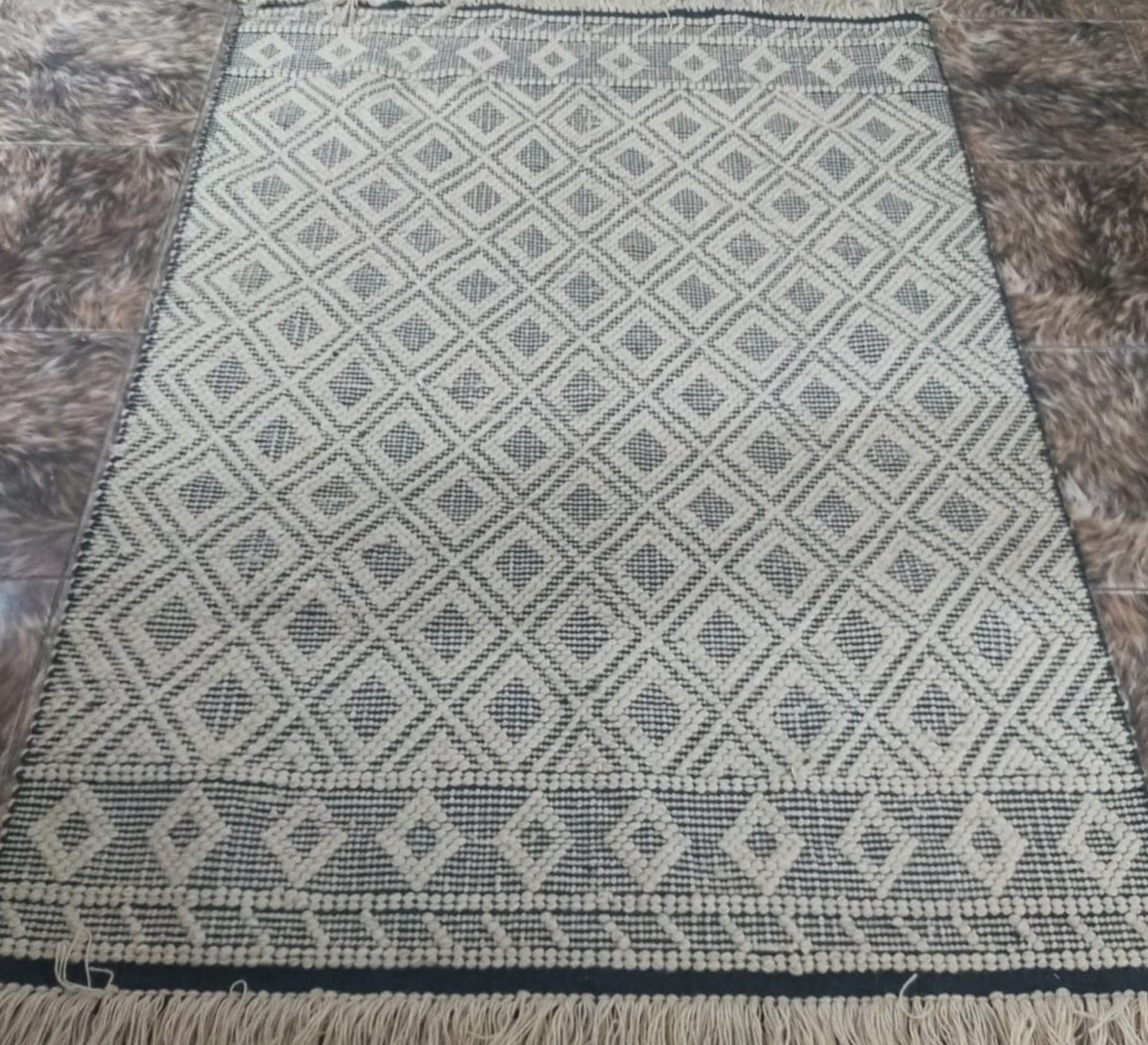 Light - colored rug with a white geometric diamond pattern - Vitrine Furniture - Accessories