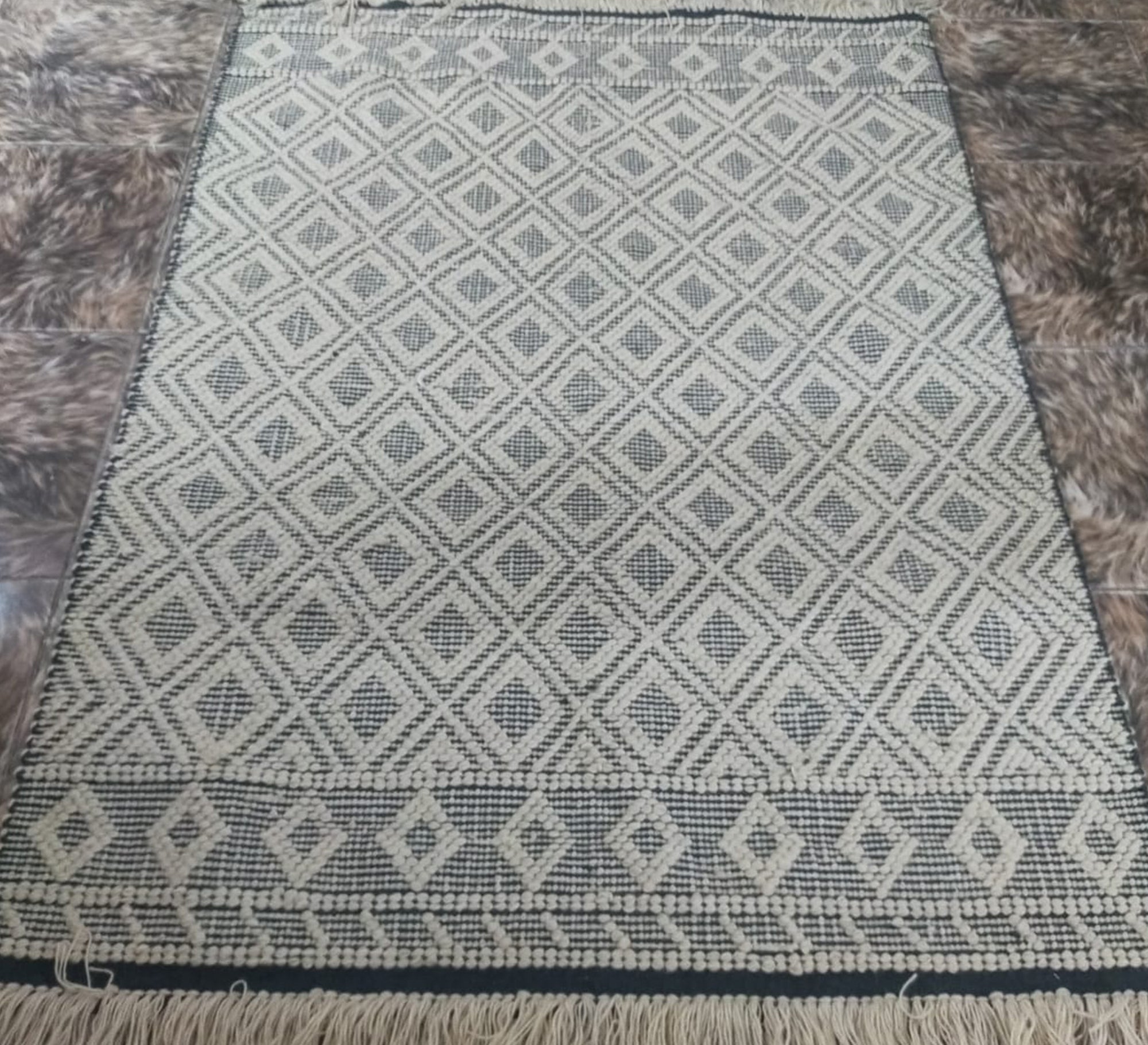 Light - colored rug with a white geometric diamond pattern - Vitrine Furniture - Accessories
