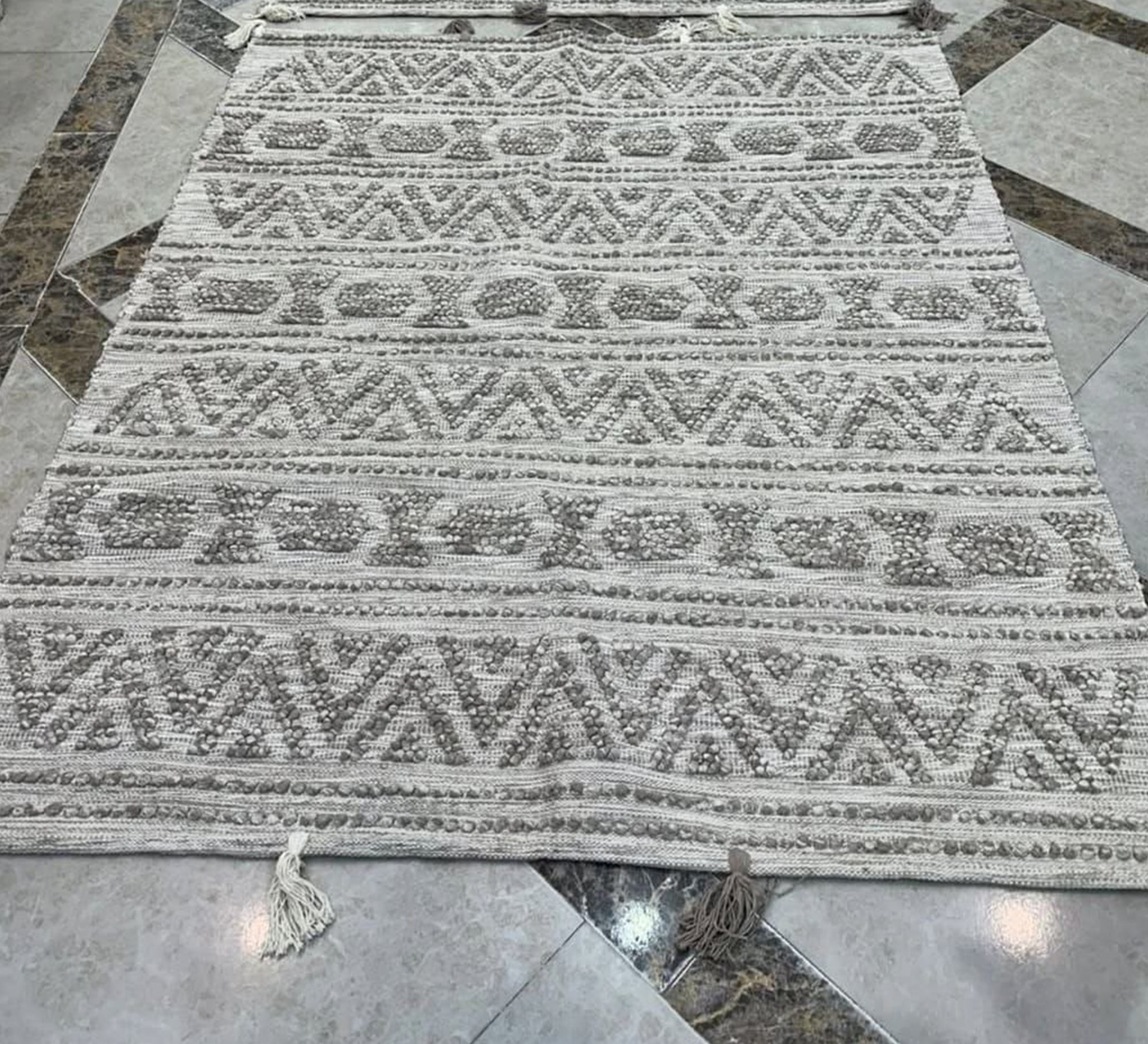 Light gray rug with soft mountain patterns - Vitrine Furniture - Accessories