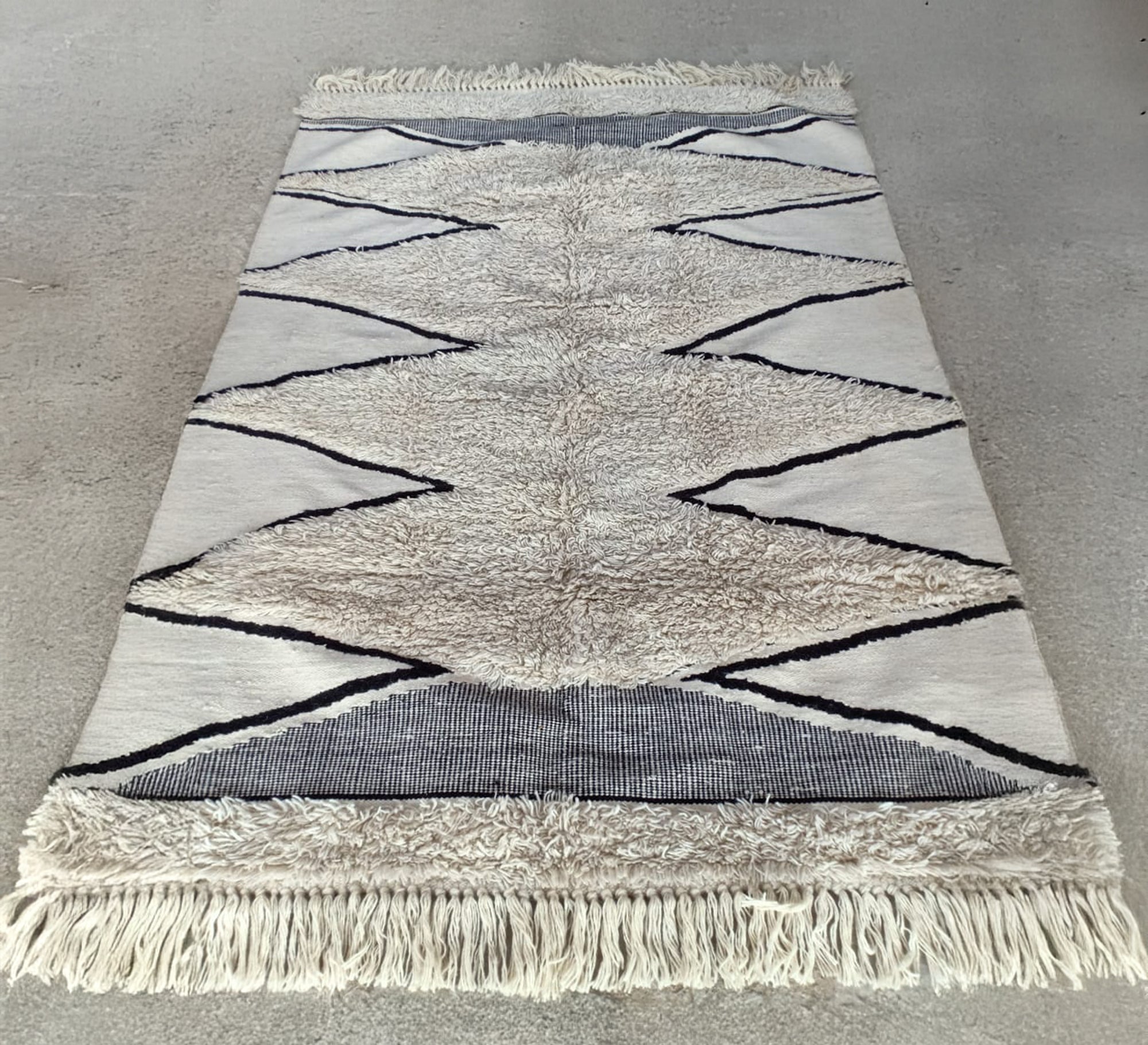 Light shag rug with bold black zigzag stripes - Vitrine Furniture - Accessories