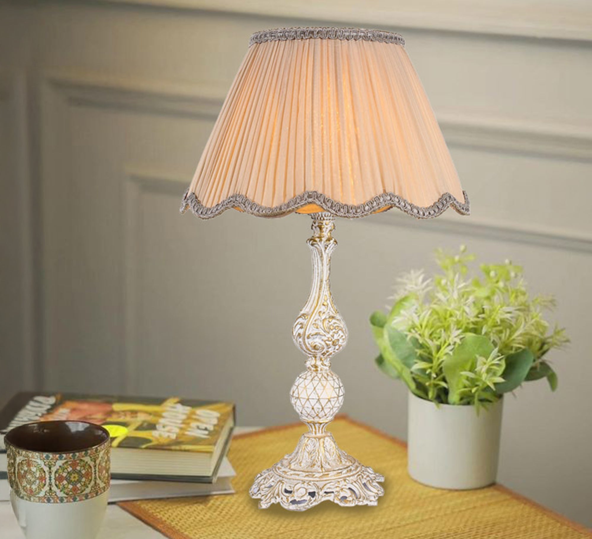 Luxury table lamp with antique design - Vitrine Furniture - Lighting
