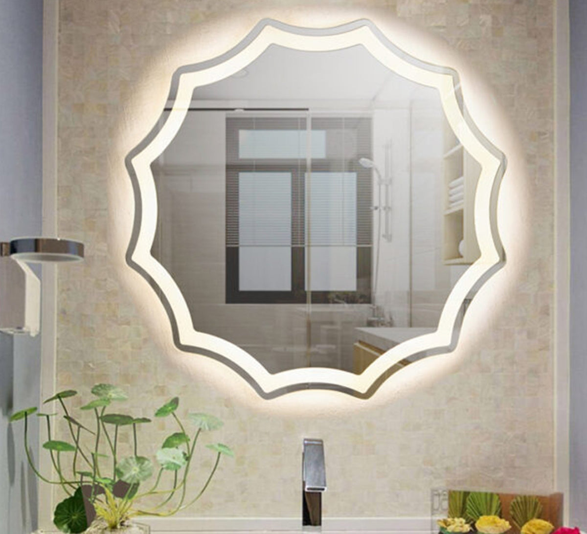 Mirror with a flower-shaped wavy edge - Vitrine Furniture - Mirrors