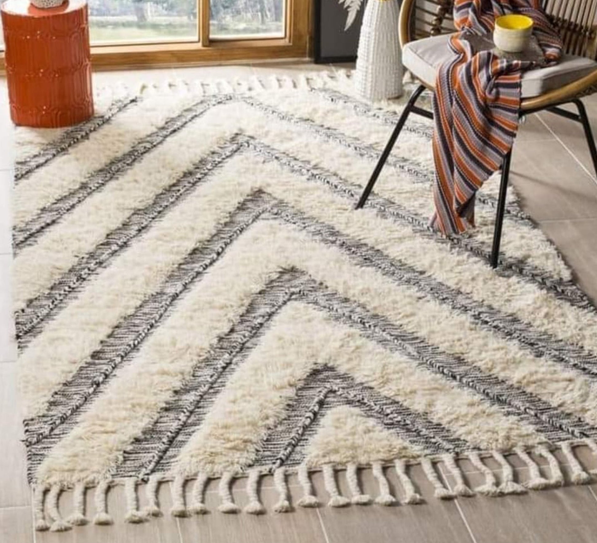 Modern carpet with distinctive, prominent arrow patterns - Vitrine Furniture - Accessories