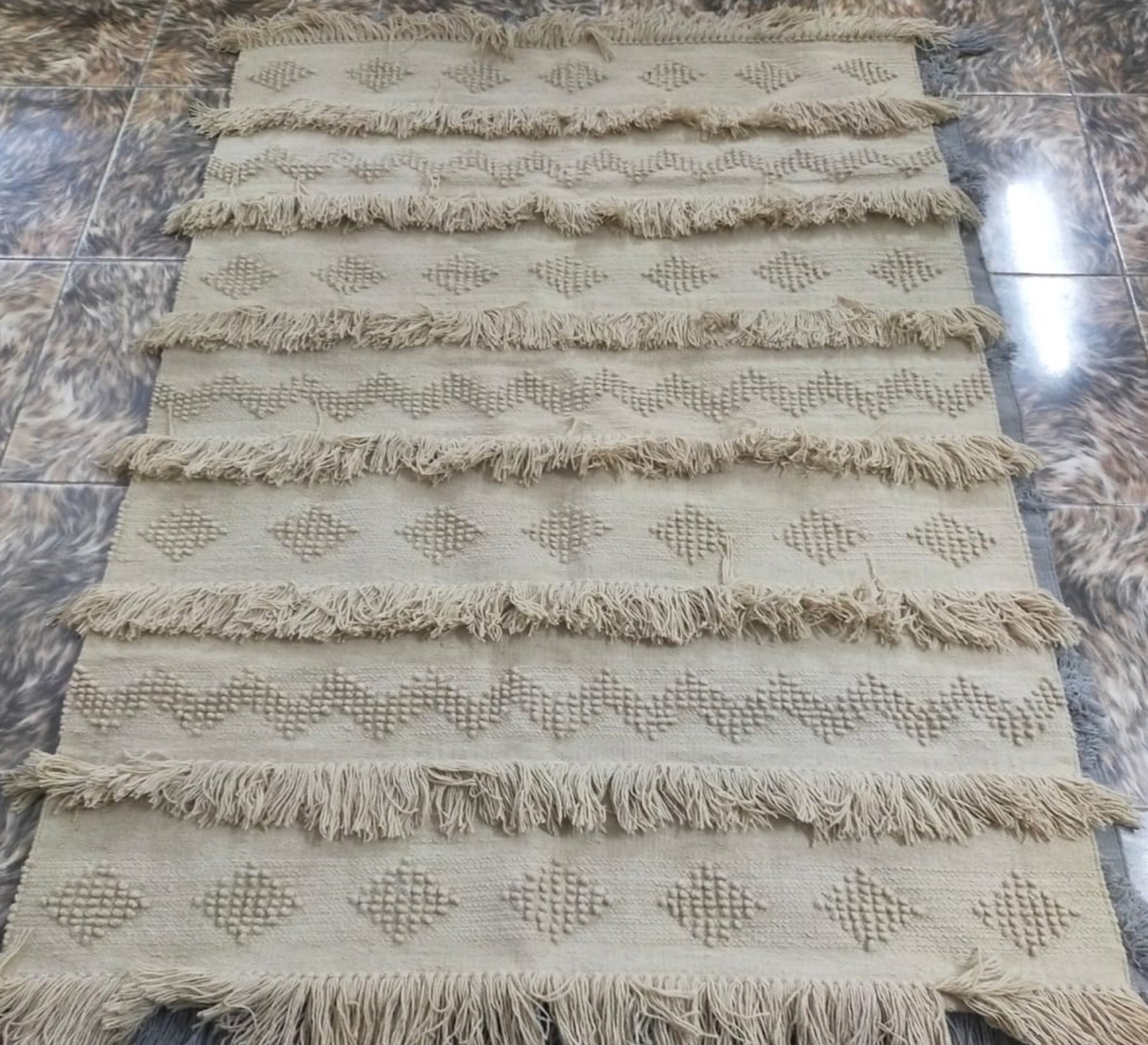 Modern rug with raised woven patterns - Vitrine Furniture - Accessories