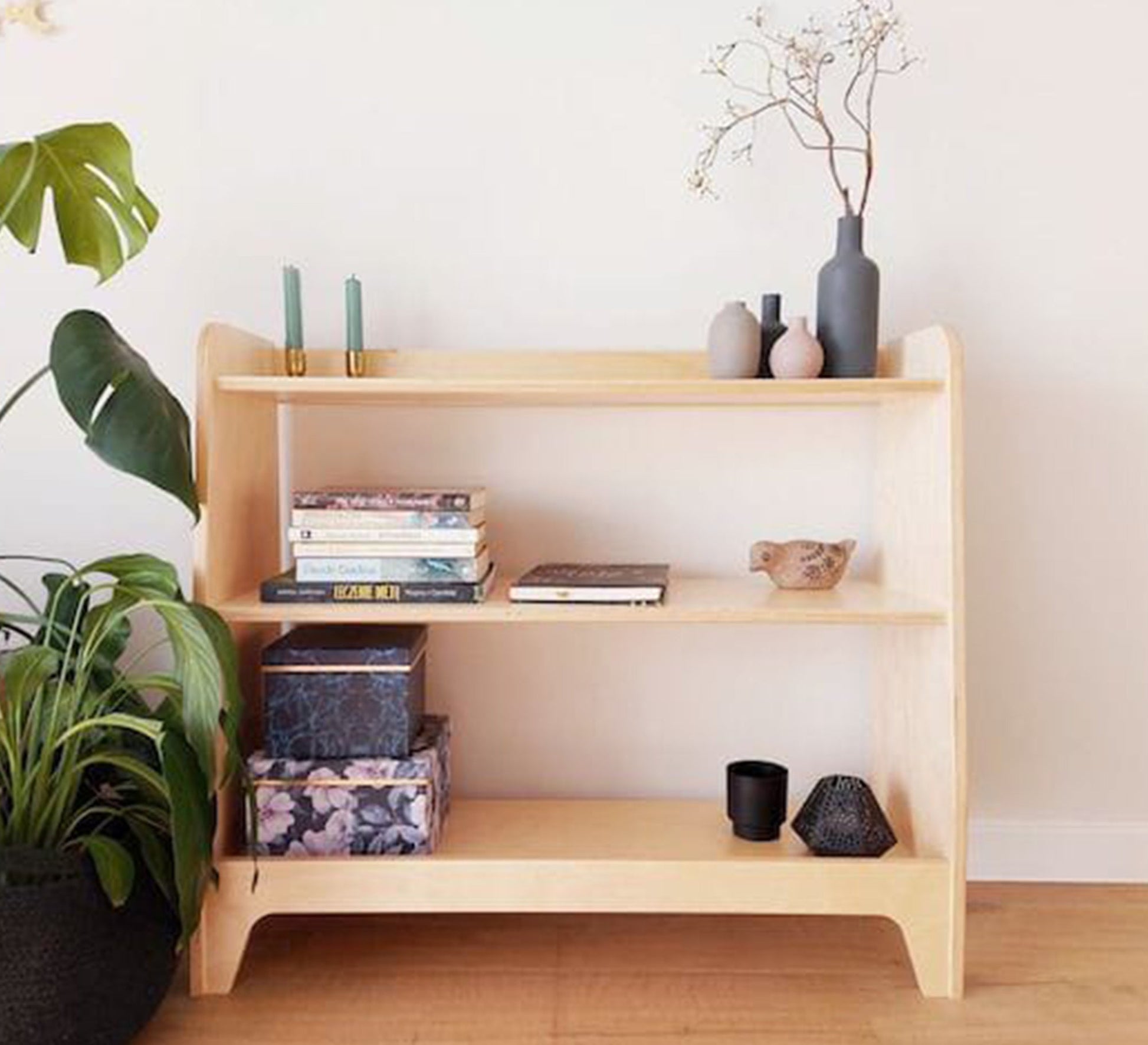 Modern, simple, and practical natural wooden shelving unit - Vitrine Furniture - Furniture