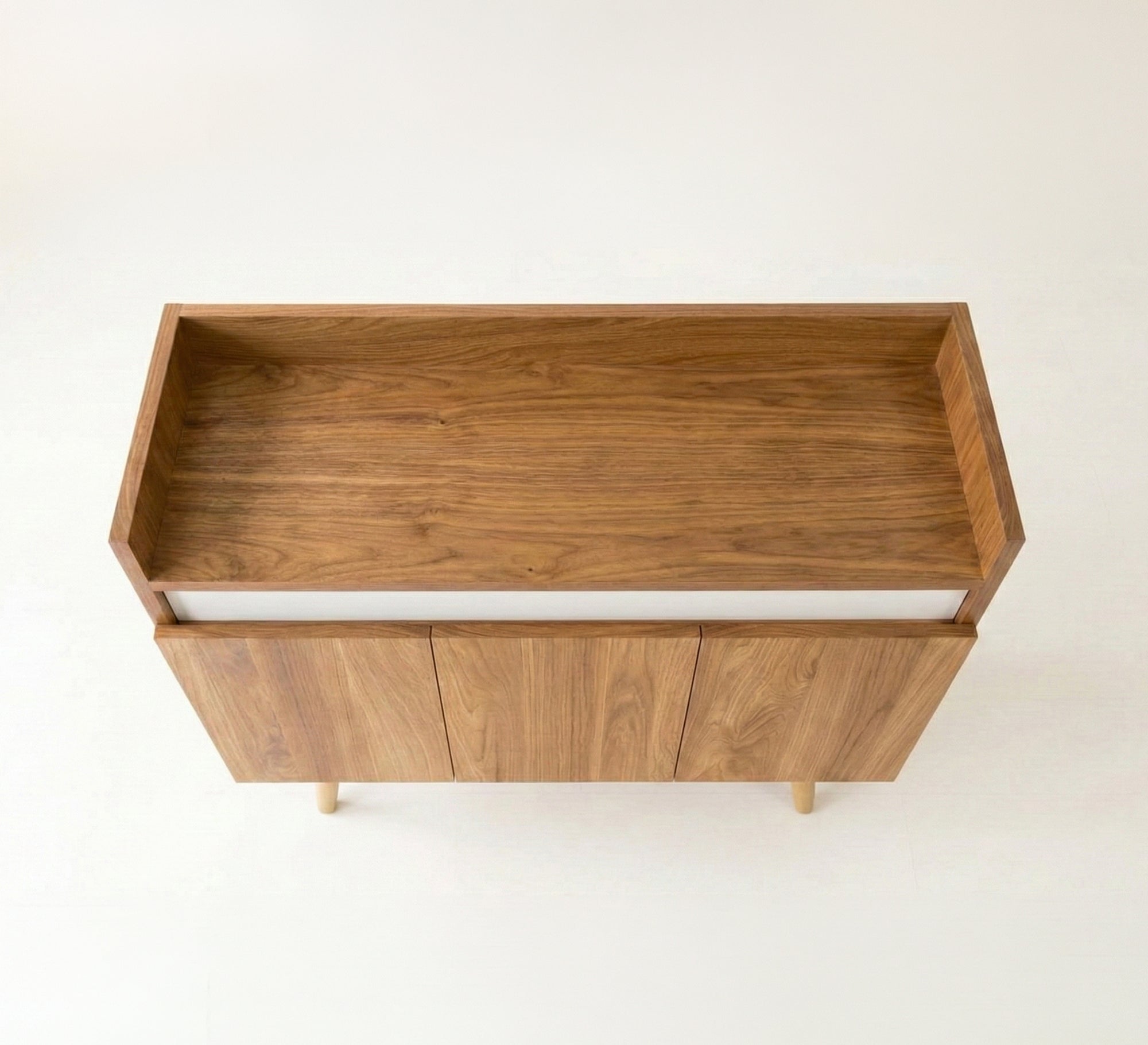 Modern wooden cabinet with high wooden legs - Vitrine Furniture - Coffee Corner
