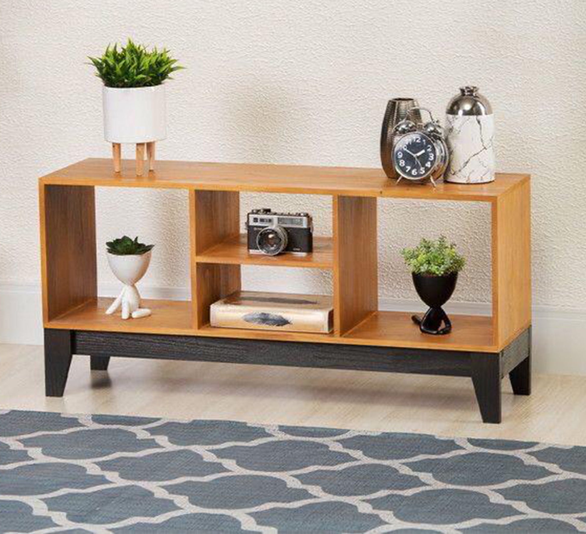 Open wooden shelves with a black base - Vitrine Furniture - Furniture