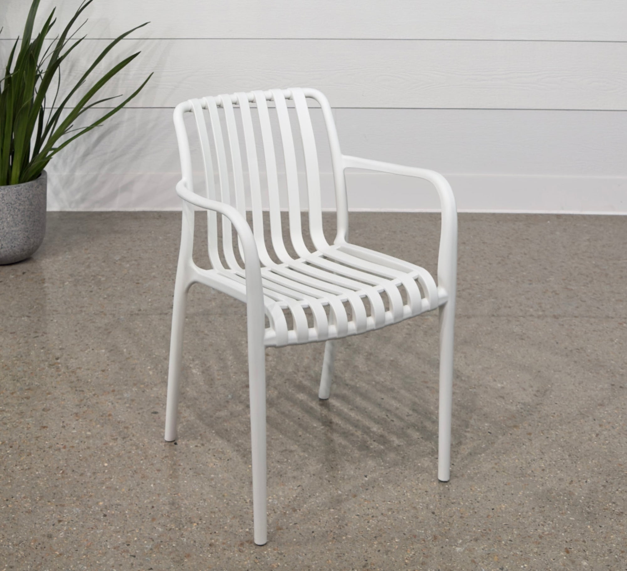 Outdoor plastic seating set with raised legs - Vitrine Furniture - Outdoor Products