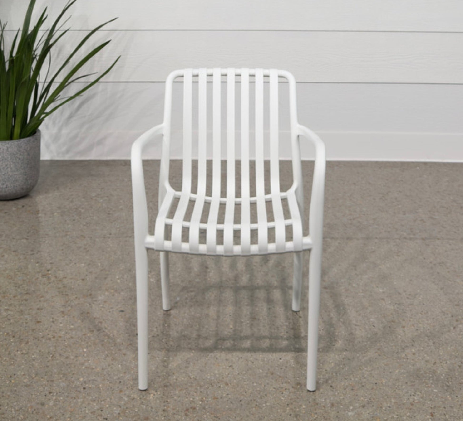 Outdoor plastic seating set with raised legs - Vitrine Furniture - Outdoor Products