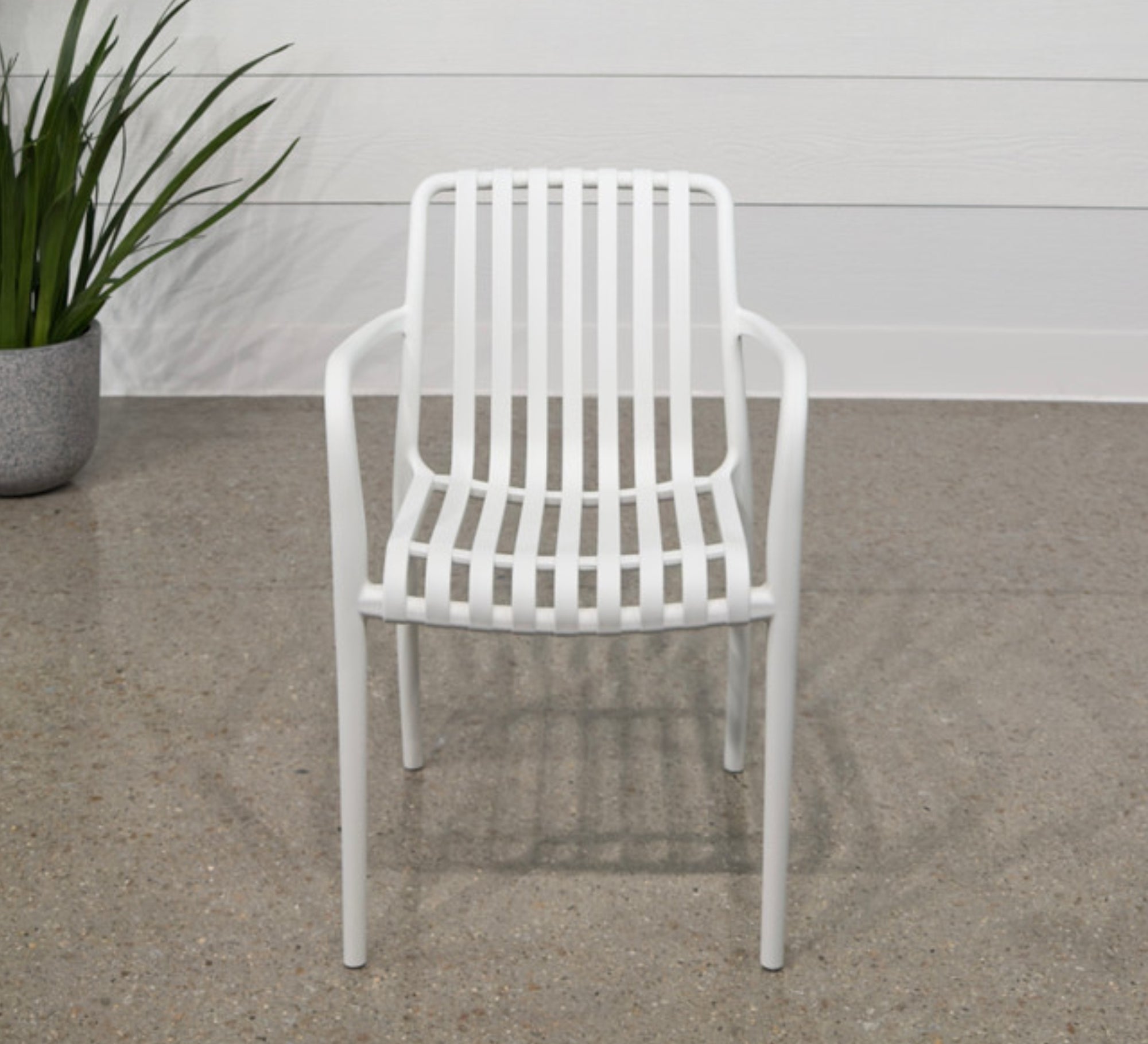 Outdoor plastic seating set with raised legs - Vitrine Furniture - Outdoor Products