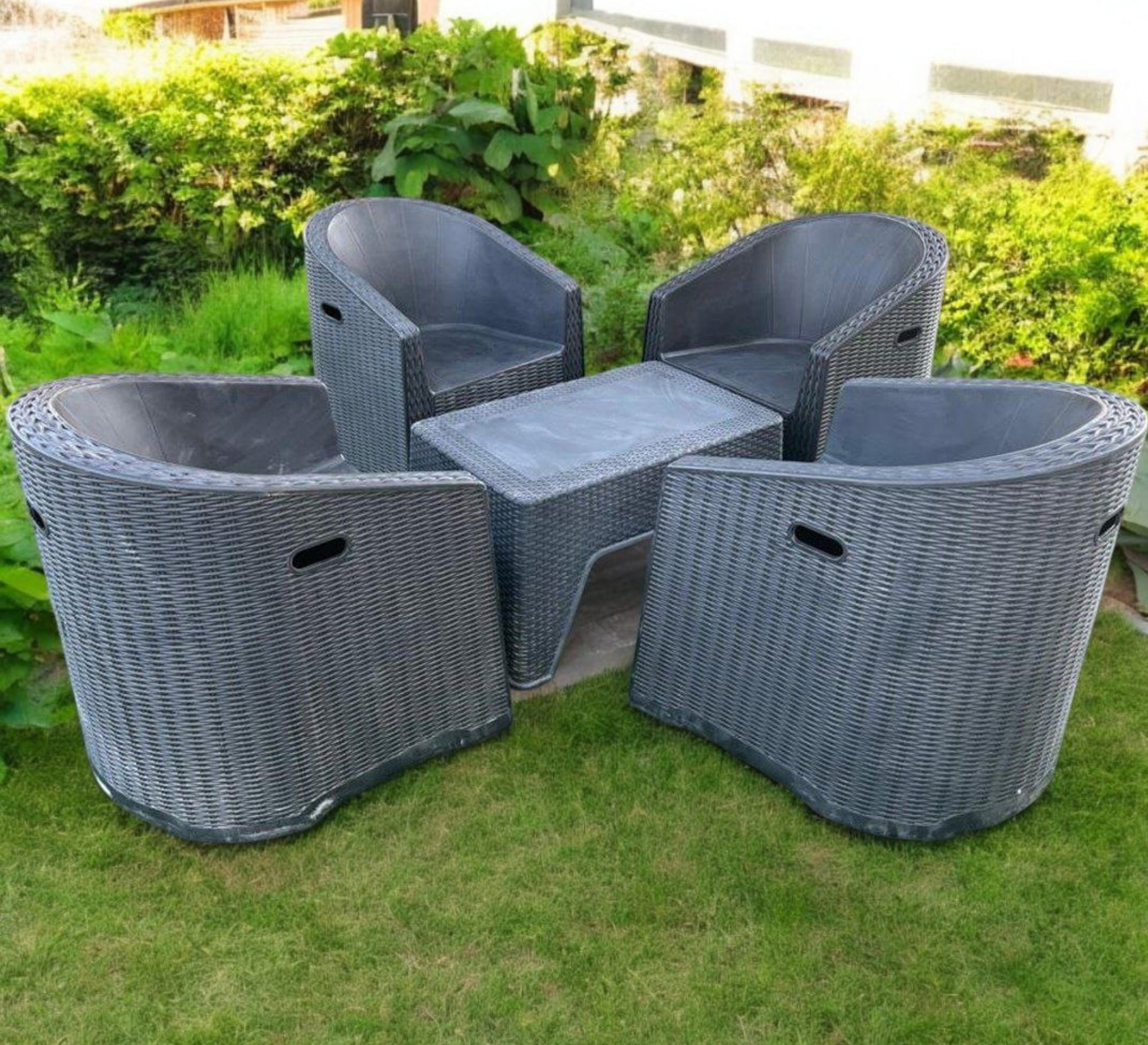 Outdoor set of four plastic chairs and a table - Vitrine Furniture - Outdoor Products