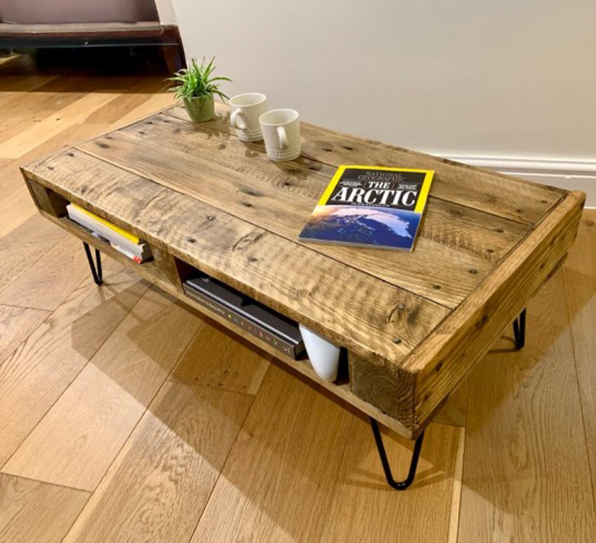 Practical coffee table with shelves - Vitrine Furniture - Furniture