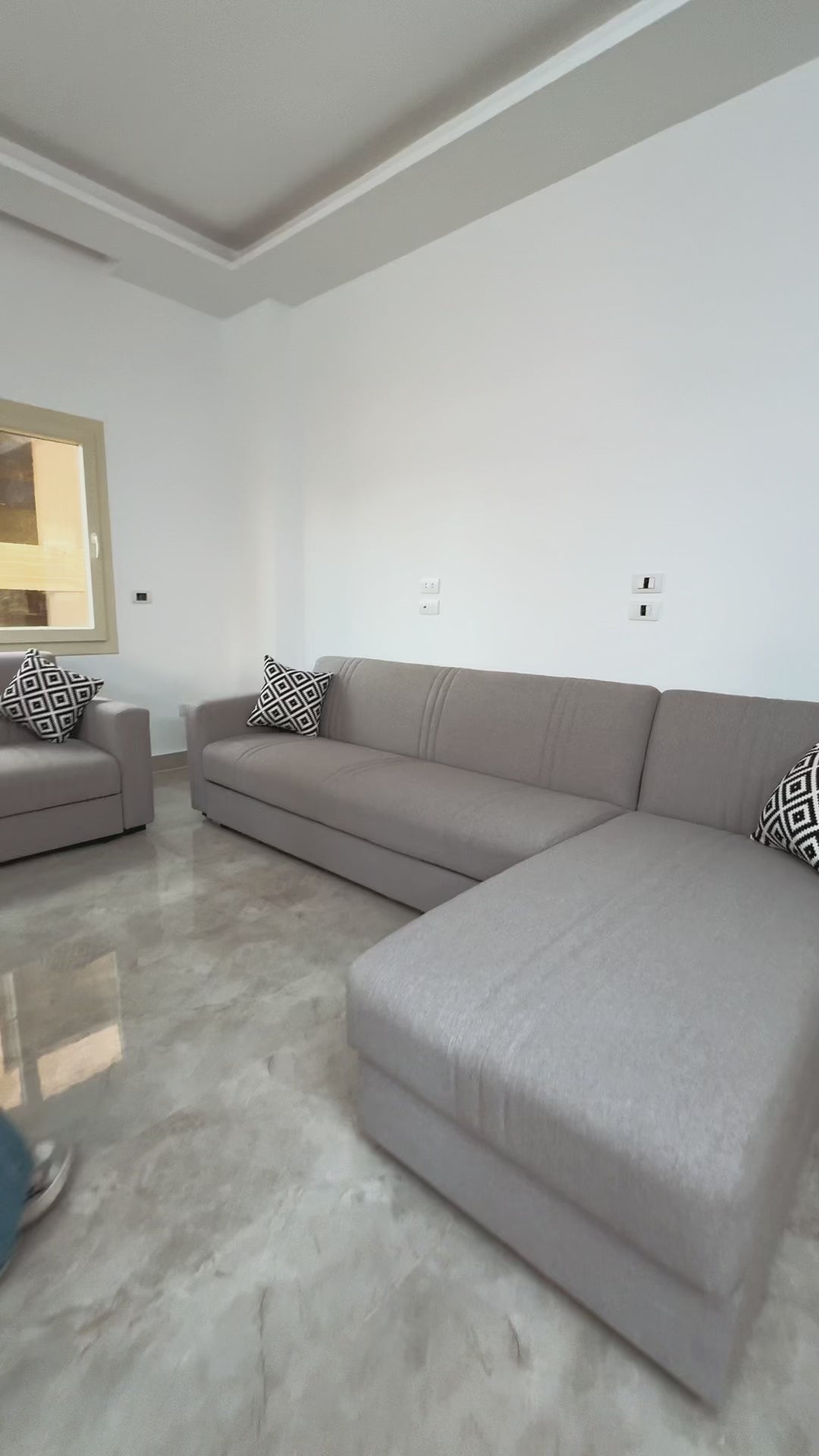 تحميل الفيديو: غرفة معيشة رمادية فاتحة‬