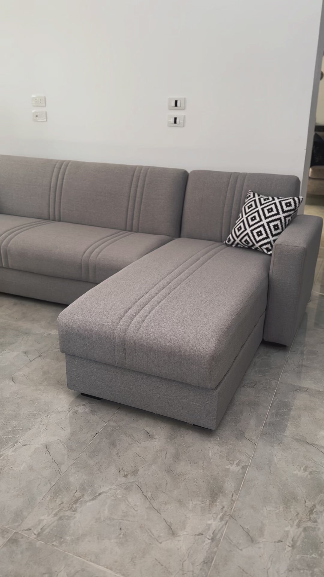 تحميل الفيديو: غرفة معيشة رمادية فاتحة‬