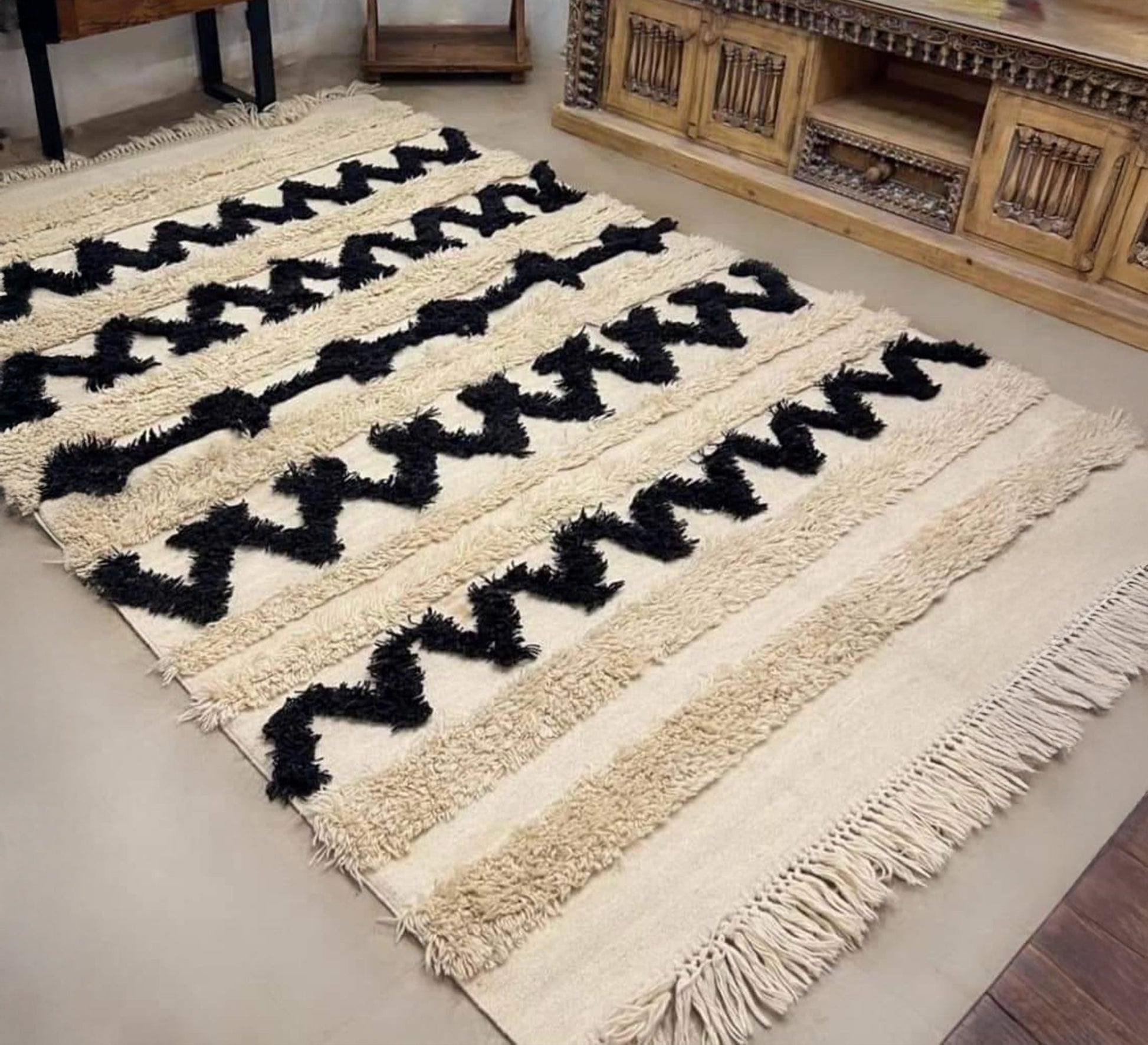 Pulled pile rug with a modern touch and thick herringbone patterns - Vitrine Furniture - Accessories