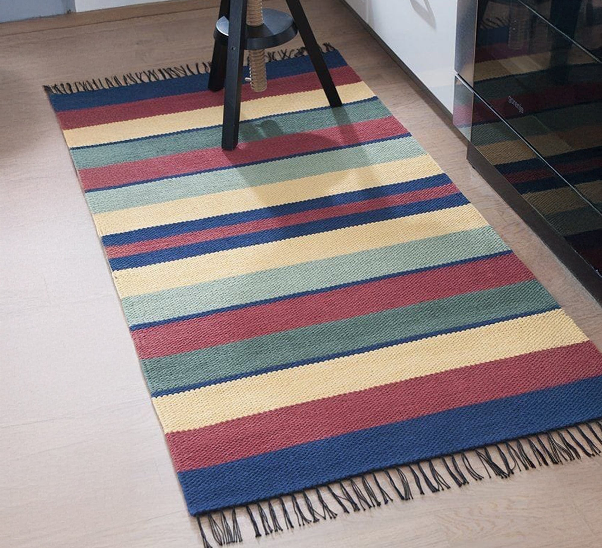 Rubber stripes rug in classic, muted colors - Vitrine Furniture - Accessories