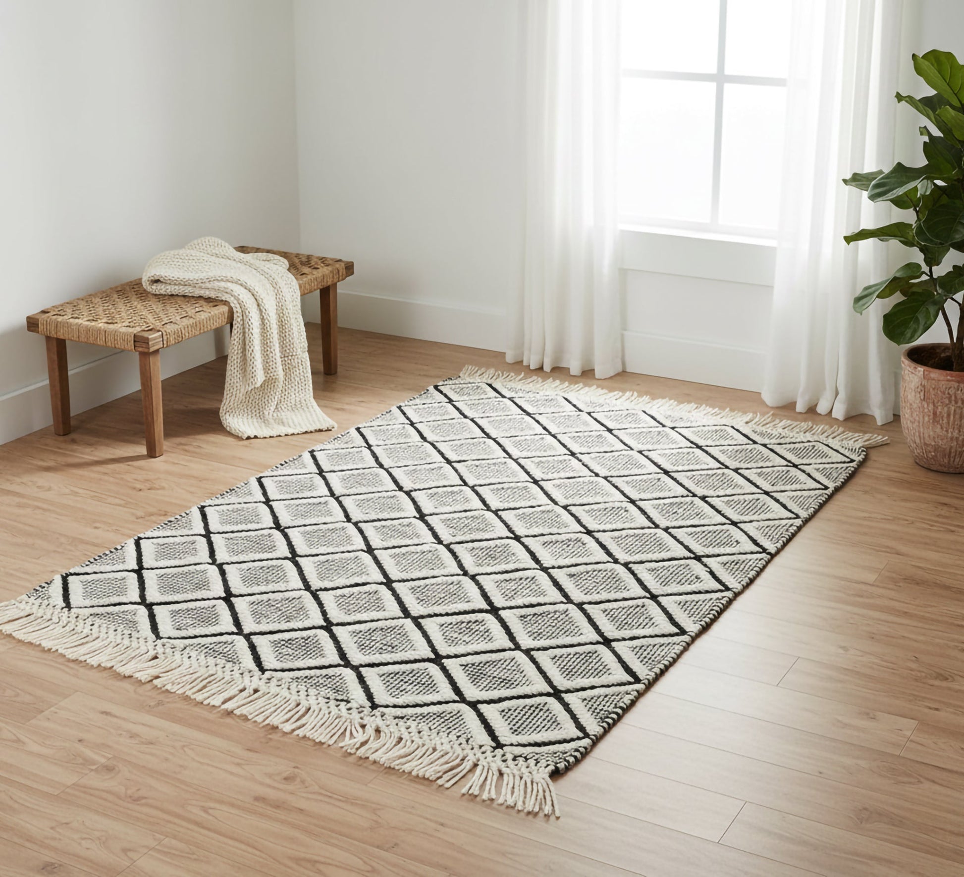 Rug with interlocking diamond pattern and long fringe - Vitrine Furniture - Accessories