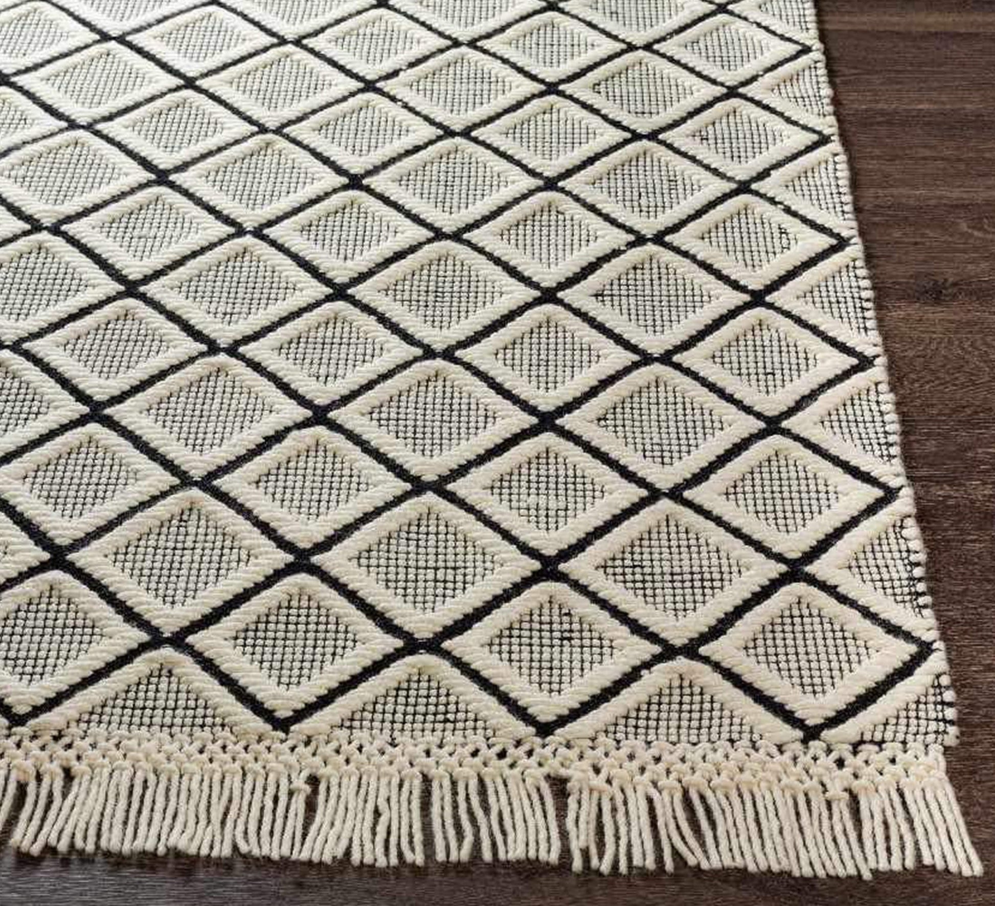 Rug with interlocking diamond pattern and long fringe - Vitrine Furniture - Accessories