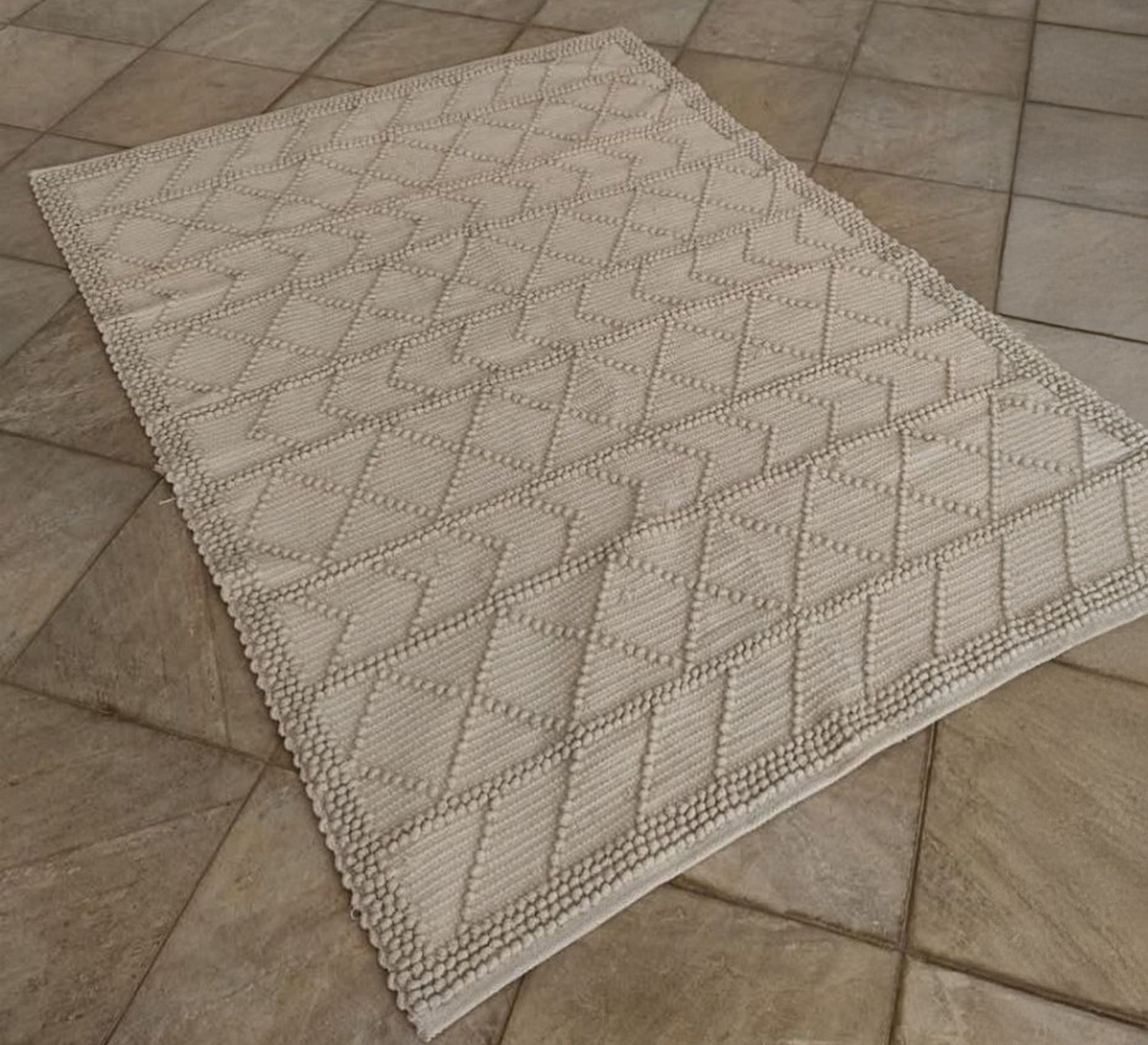 Rustic rug woven with geometric patterns - Vitrine Furniture - Accessories