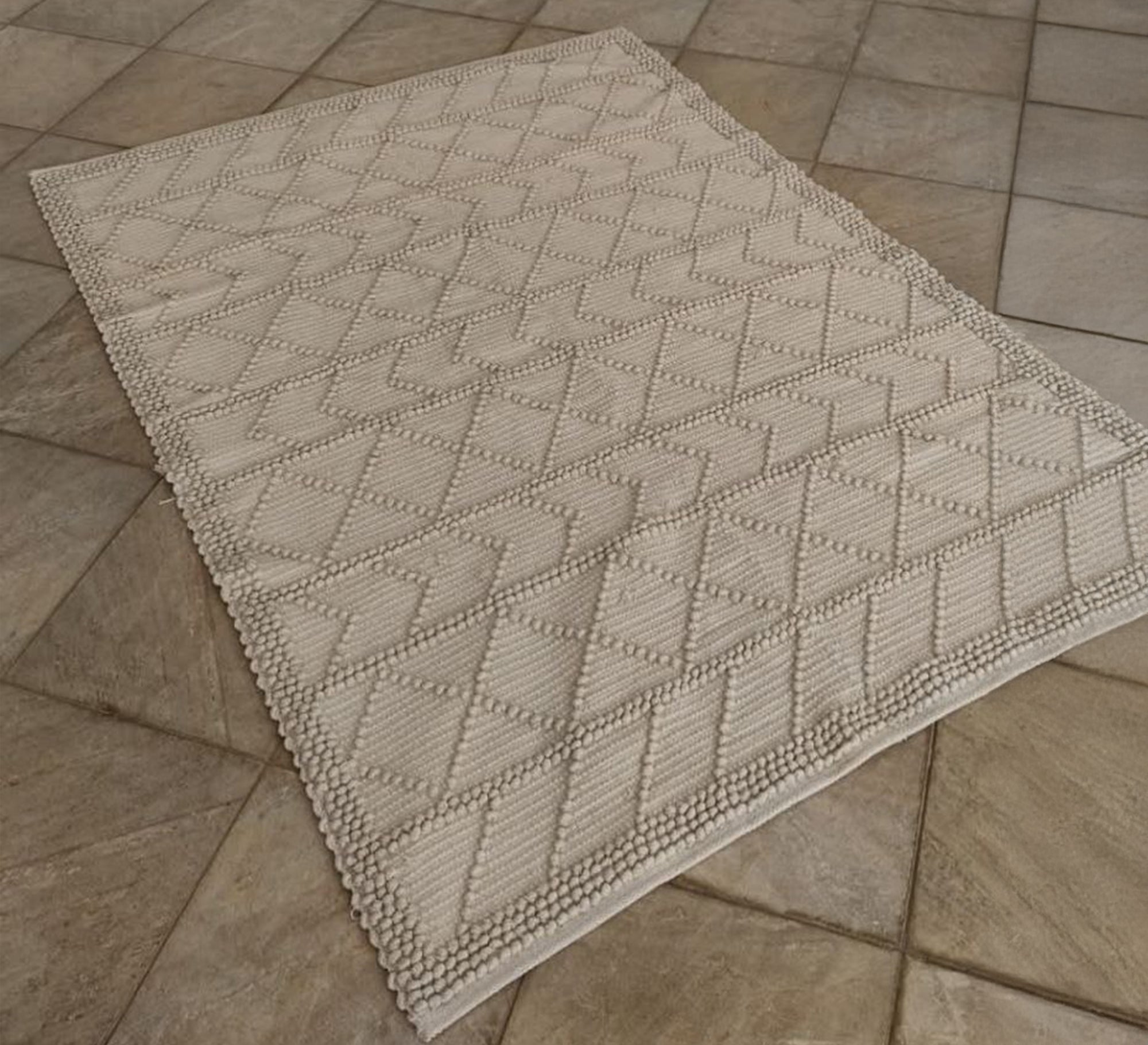 Rustic rug woven with geometric patterns - Vitrine Furniture - Accessories