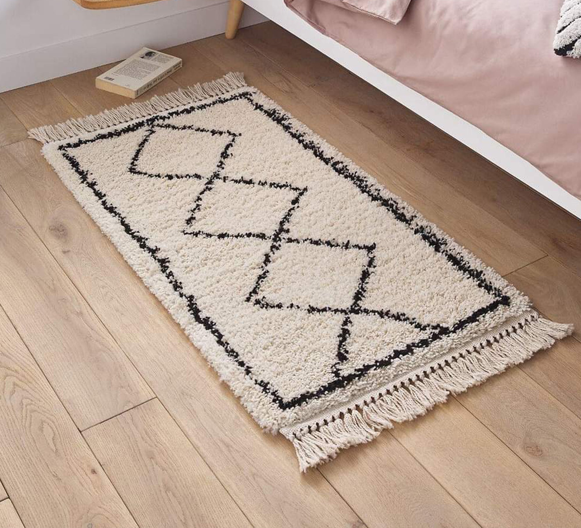 Shaggy pile rug with defined diamond pattern - Vitrine Furniture - Accessories