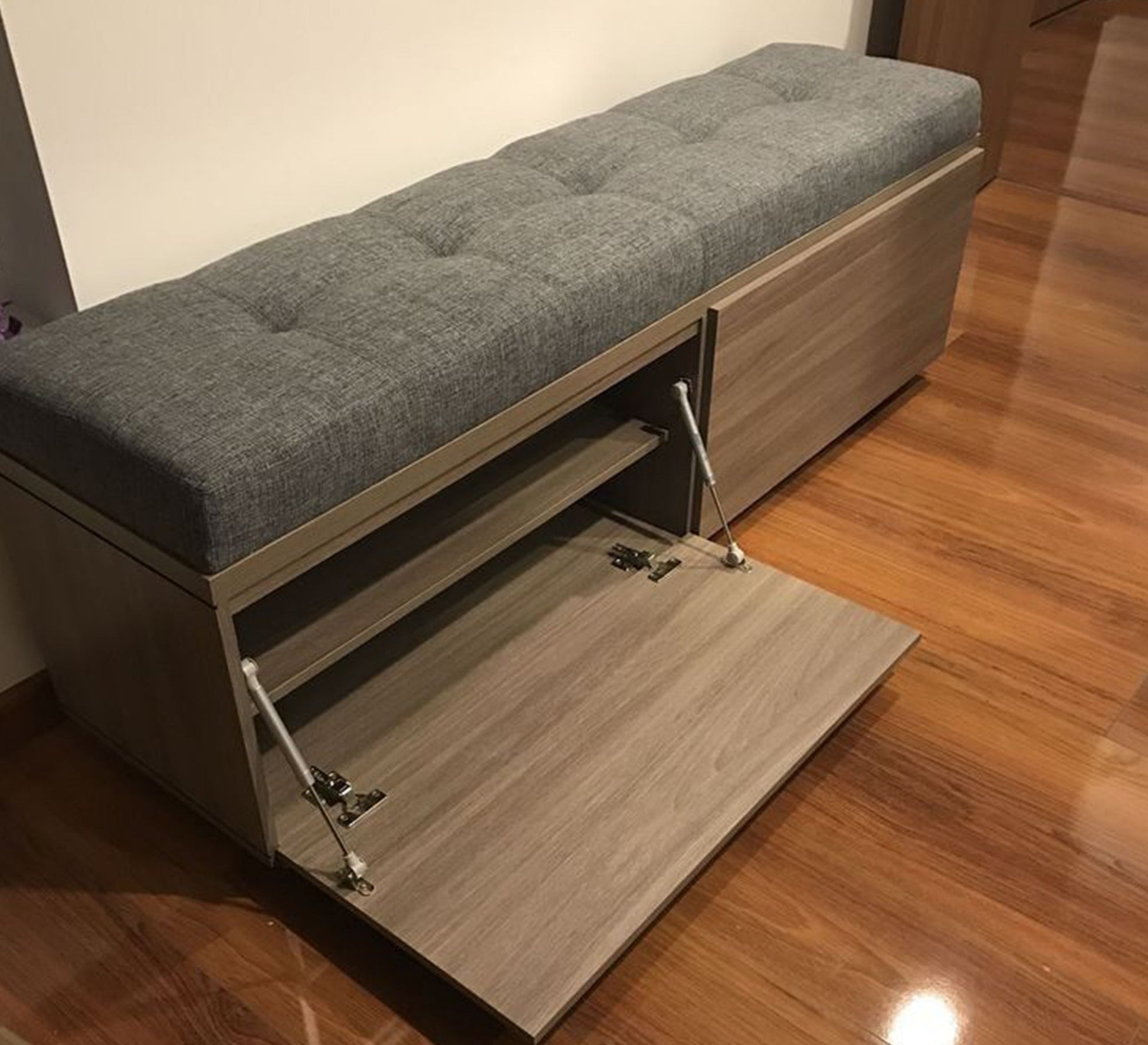 Shoe rack with a brown padded seat - Vitrine Furniture - Furniture