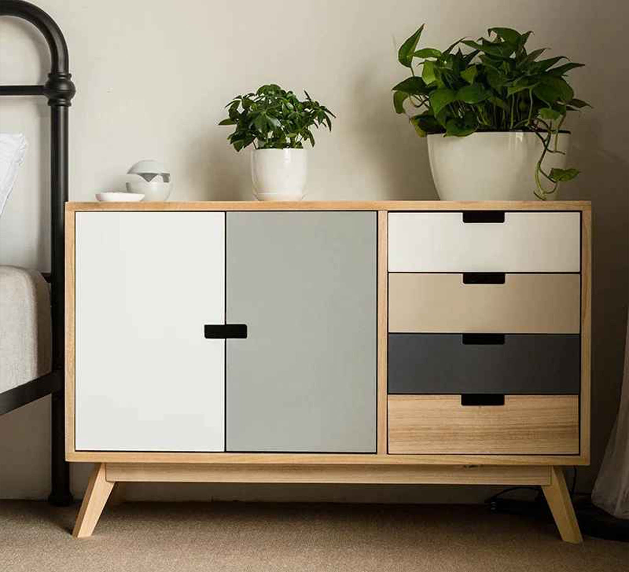 Shoe rack with high, slanted decorative legs - Vitrine Furniture - Furniture