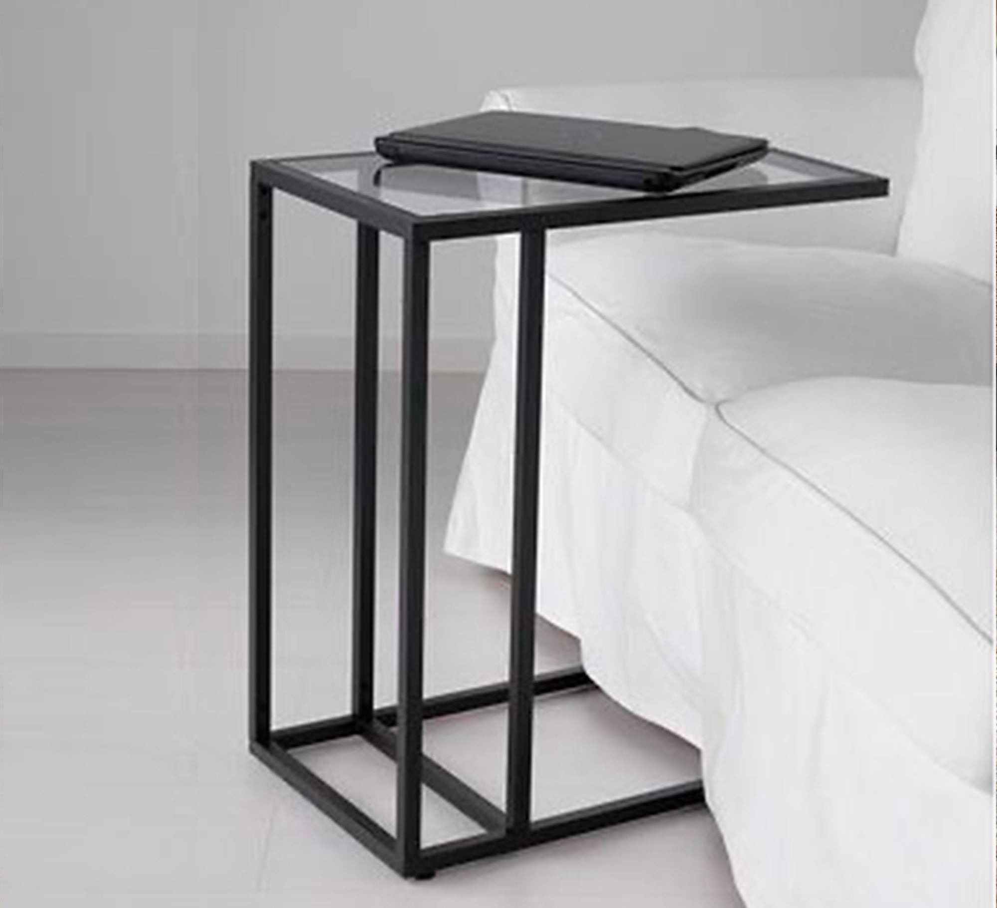 Side table in C shape with a glass surface - Vitrine Furniture - Furniture