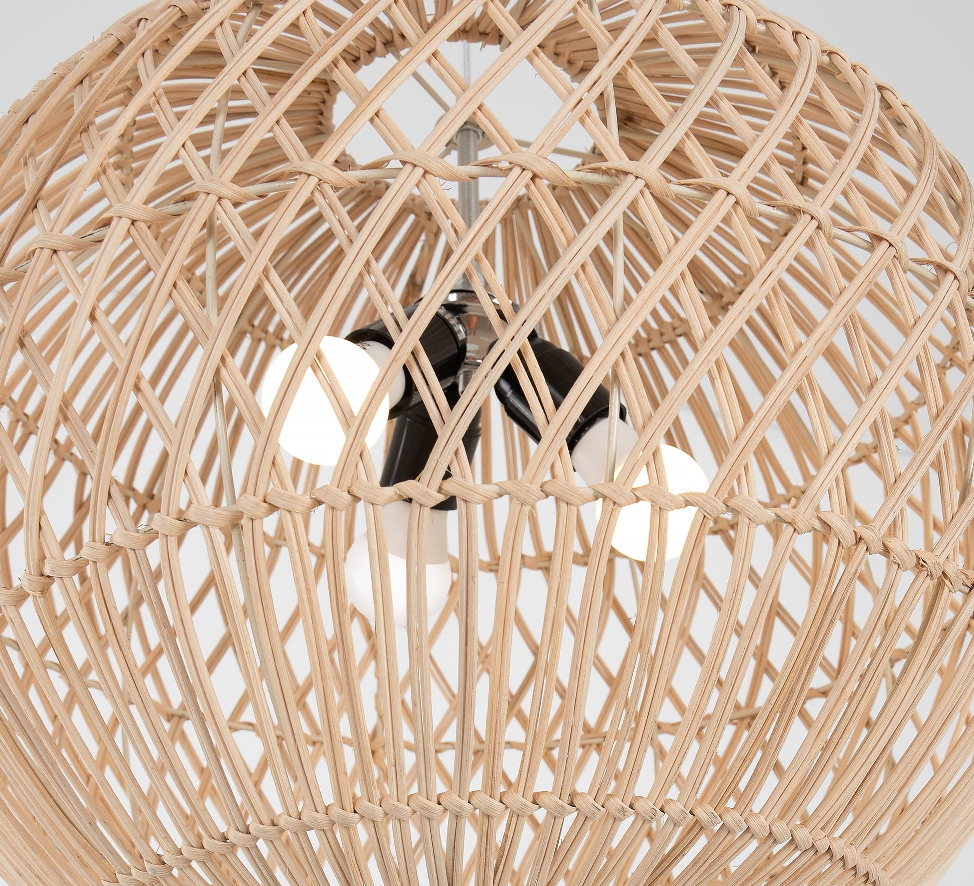 Spherical chandelier with an openwork design - Vitrine Furniture - Ceiling lights