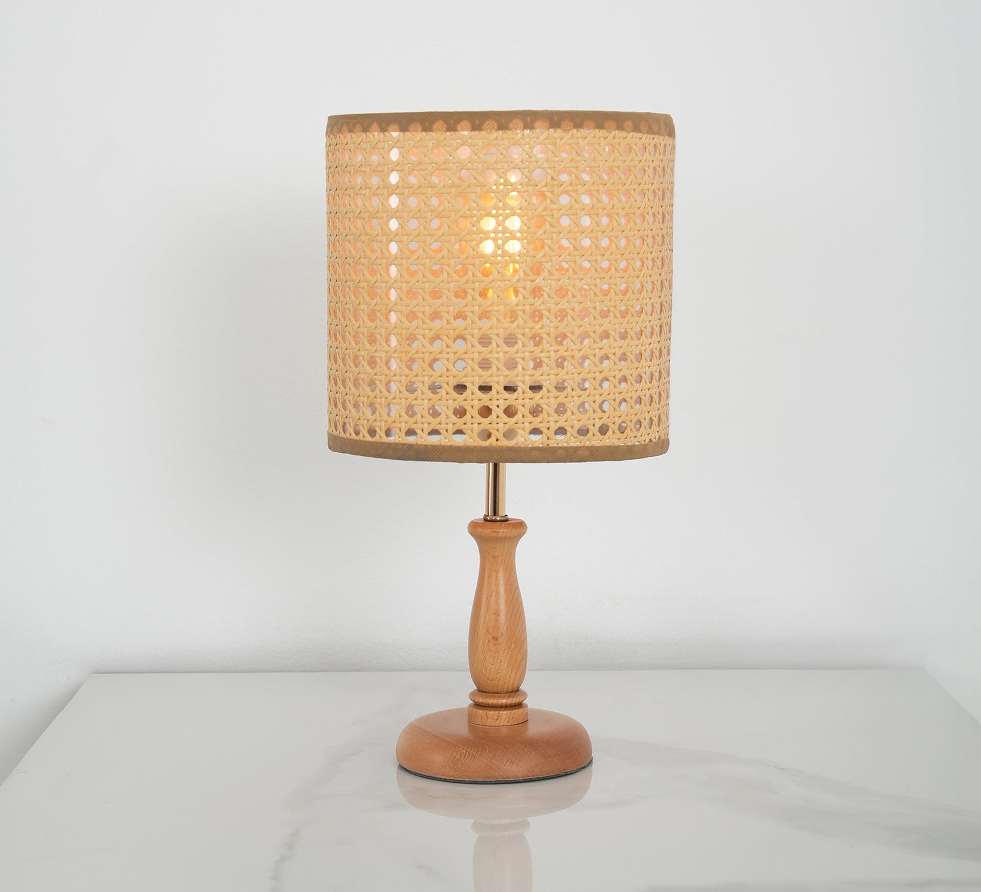 Table lamp with a carved wooden base - Vitrine Furniture - Table lamps