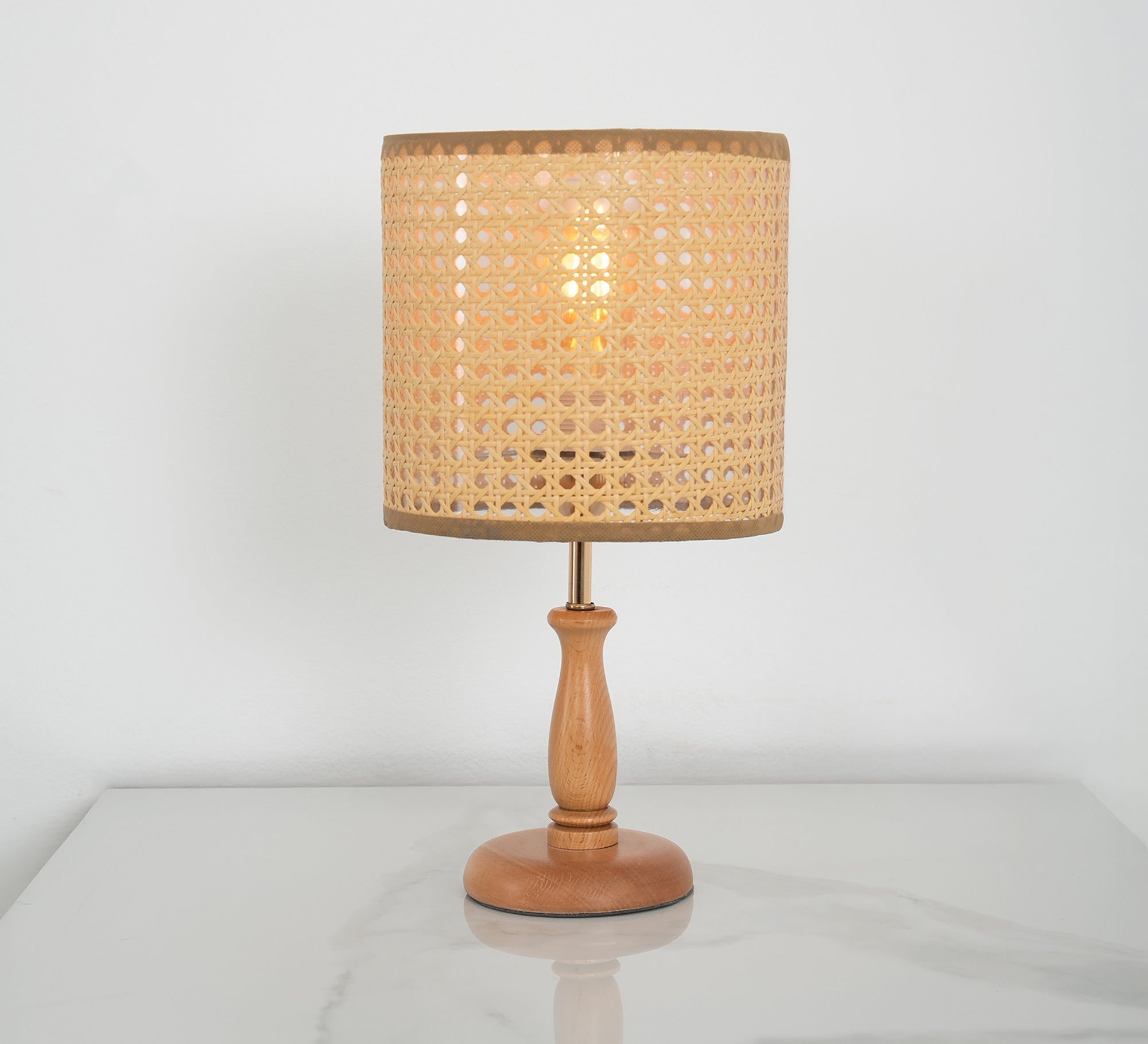 Table lamp with a carved wooden base - Vitrine Furniture - Table lamps