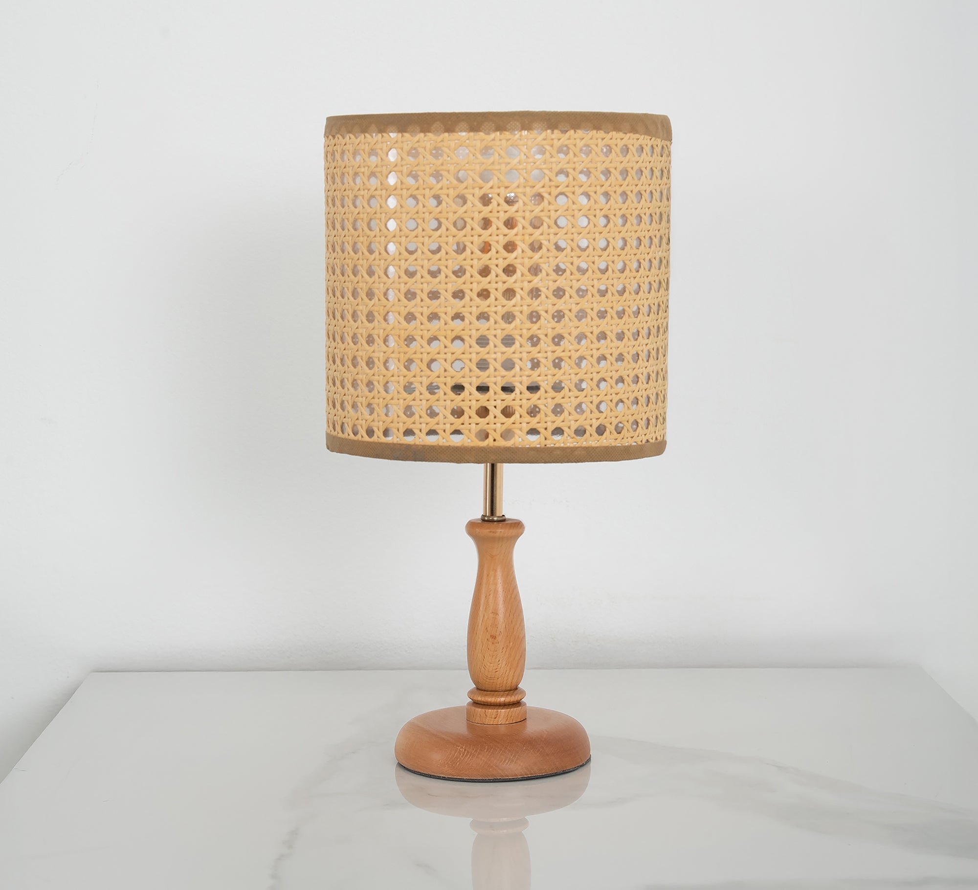 Table lamp with a carved wooden base - Vitrine Furniture - Table lamps