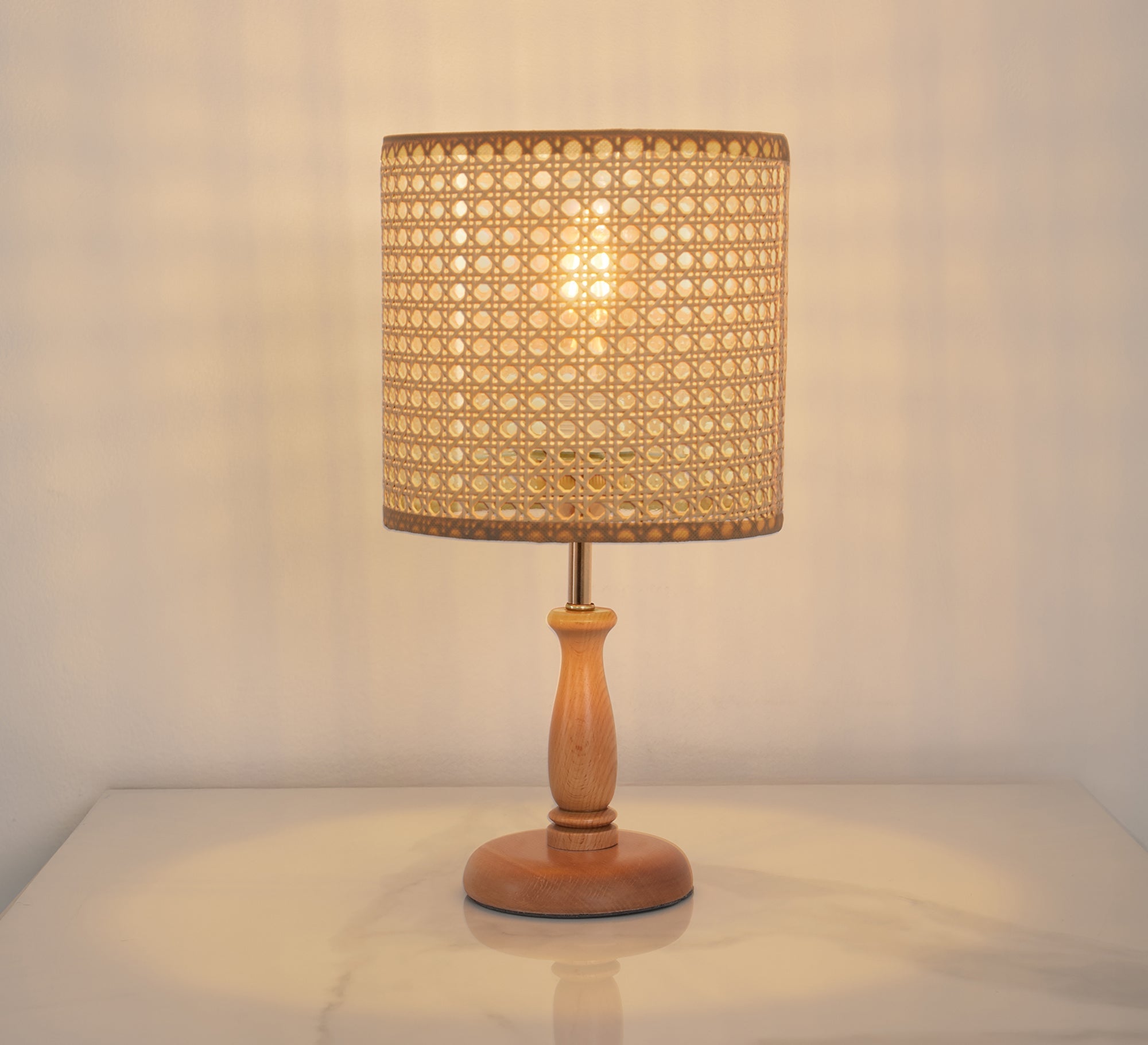 Table lamp with a carved wooden base - Vitrine Furniture - Table lamps