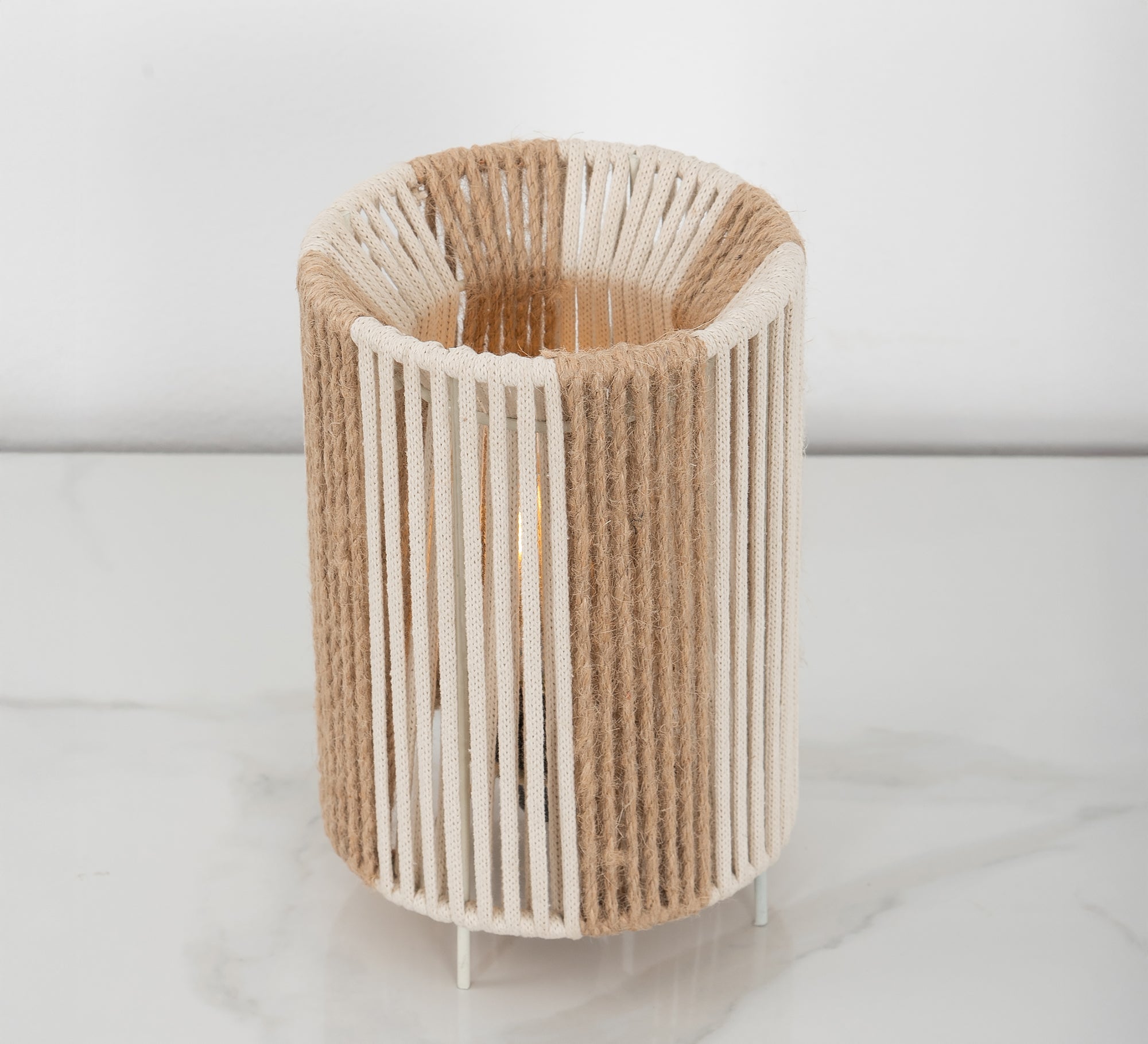 Table lamp with a shade made of tightly woven threads - Vitrine Furniture - Table lamps