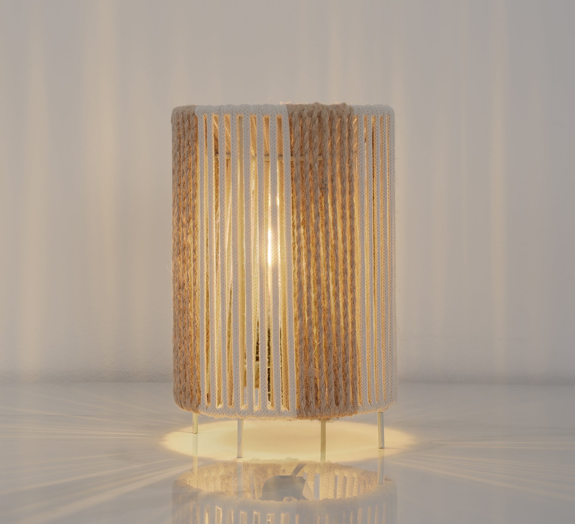 Table lamp with a shade made of tightly woven threads - Vitrine Furniture - Table lamps