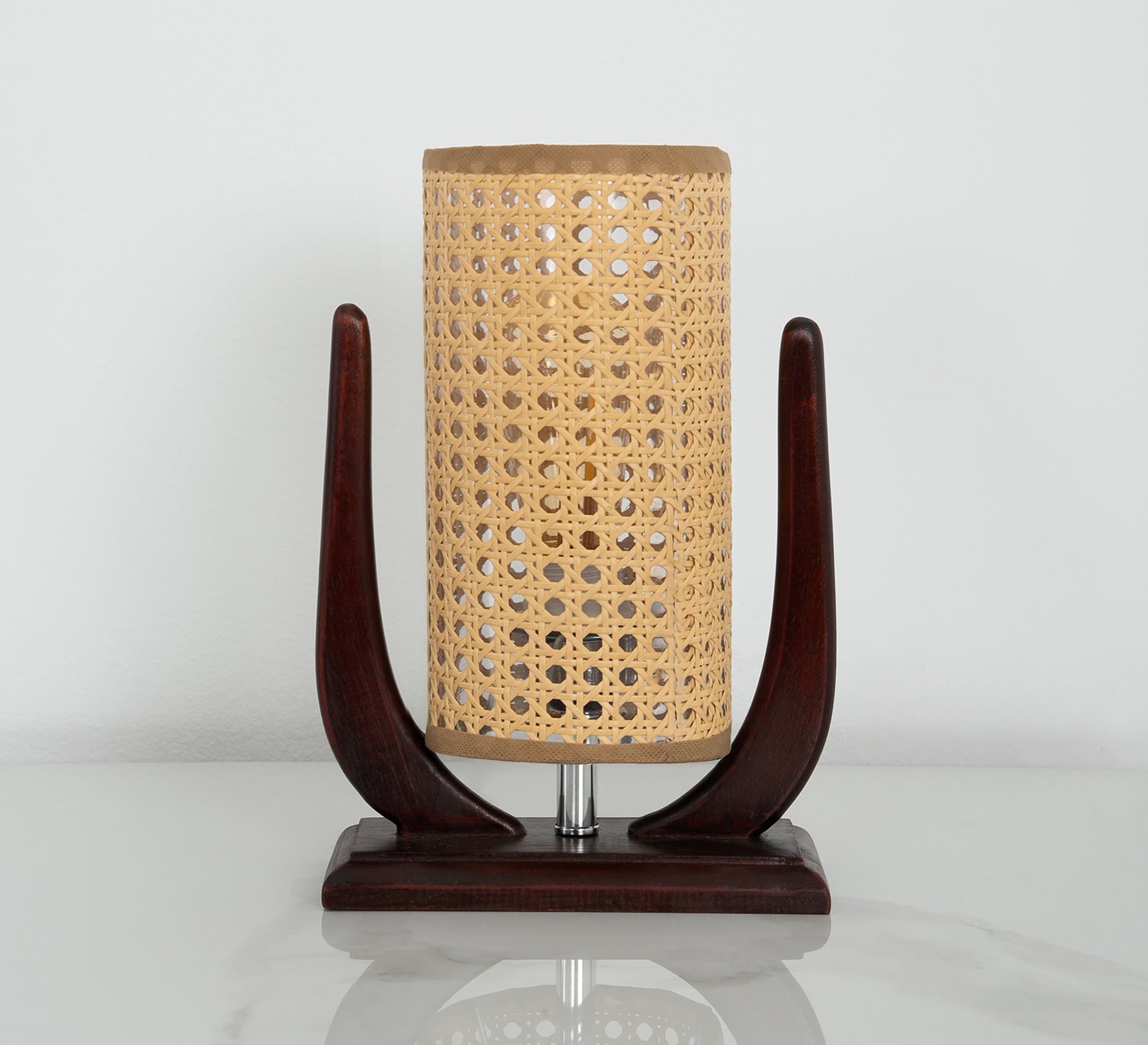 Table lamp with a unique curved design - Vitrine Furniture - Table lamps