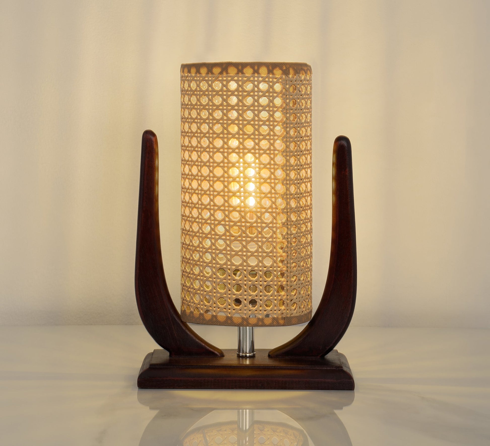Table lamp with a unique curved design - Vitrine Furniture - Table lamps