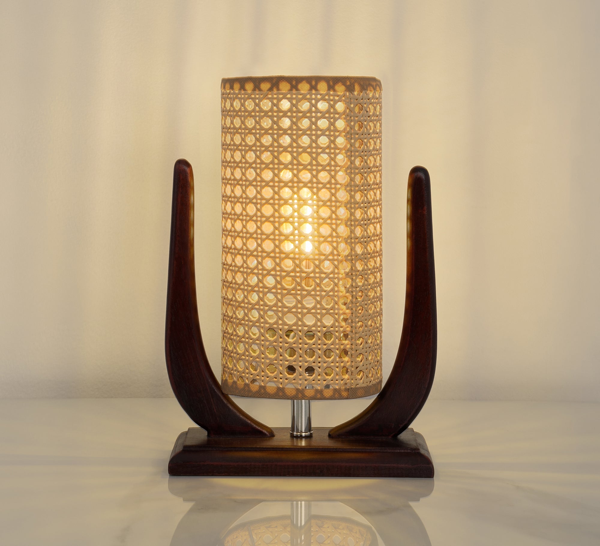 Table lamp with a unique curved design - Vitrine Furniture - Table lamps
